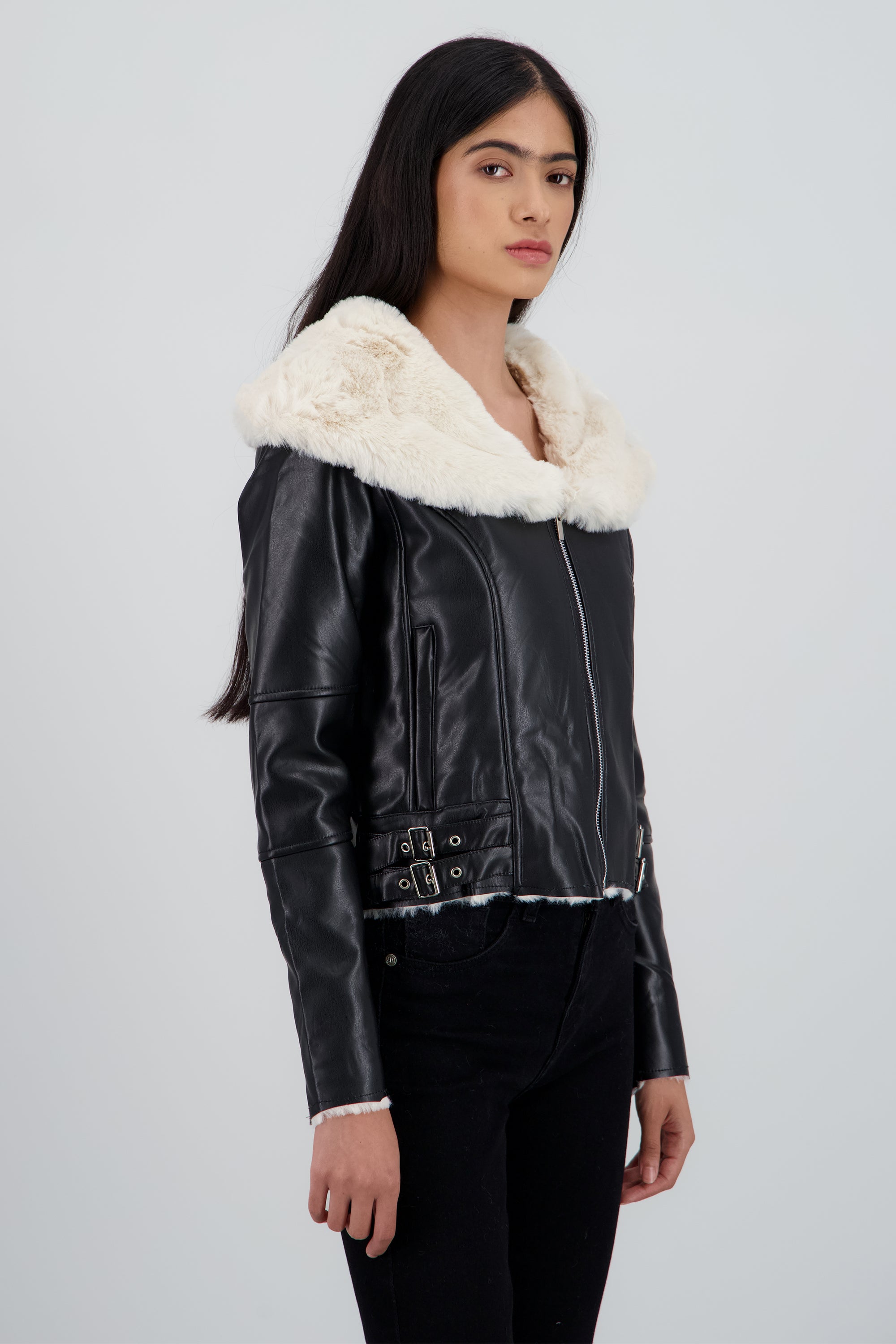 Chamarra pu con cuello de peluche NEGRO COMBO