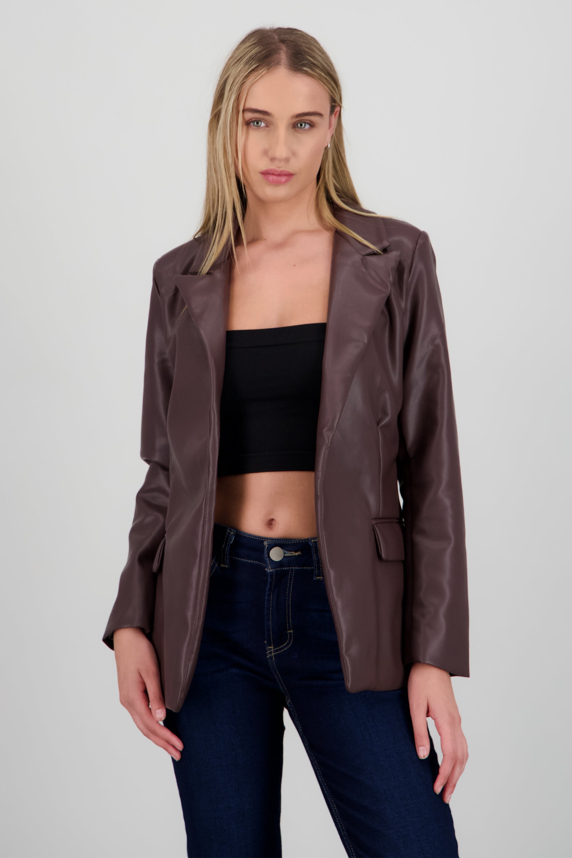 Saco de pu con pinzas liso CHOCOLATE