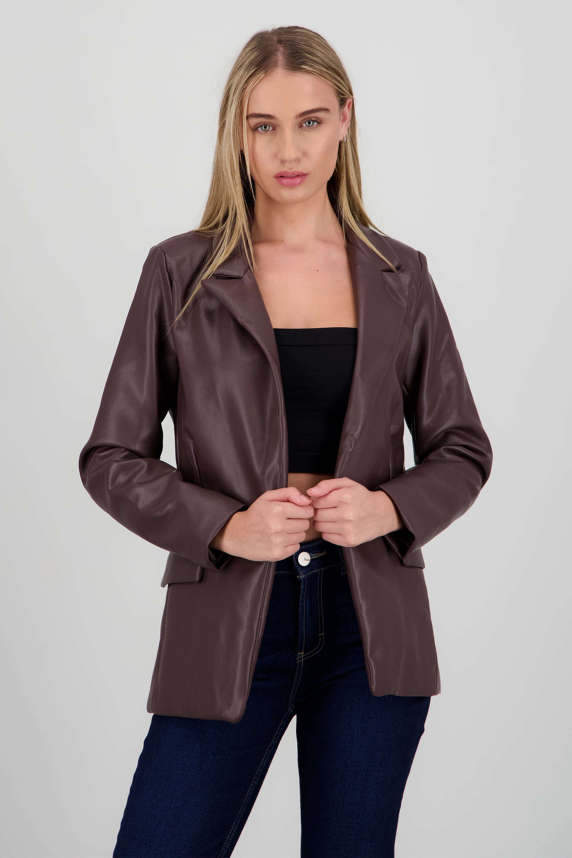 Saco de pu con pinzas liso CHOCOLATE