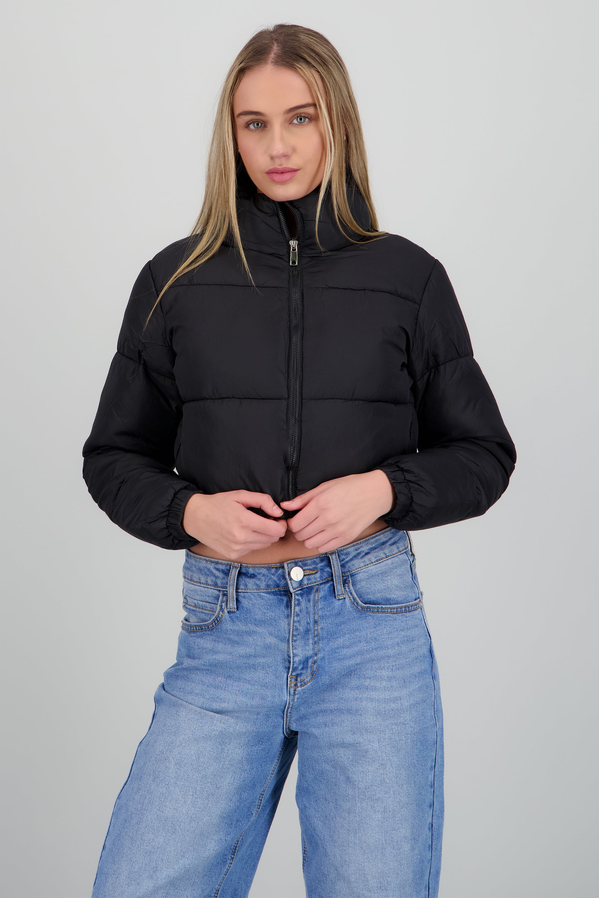 Chamarra puffer crop NEGRO