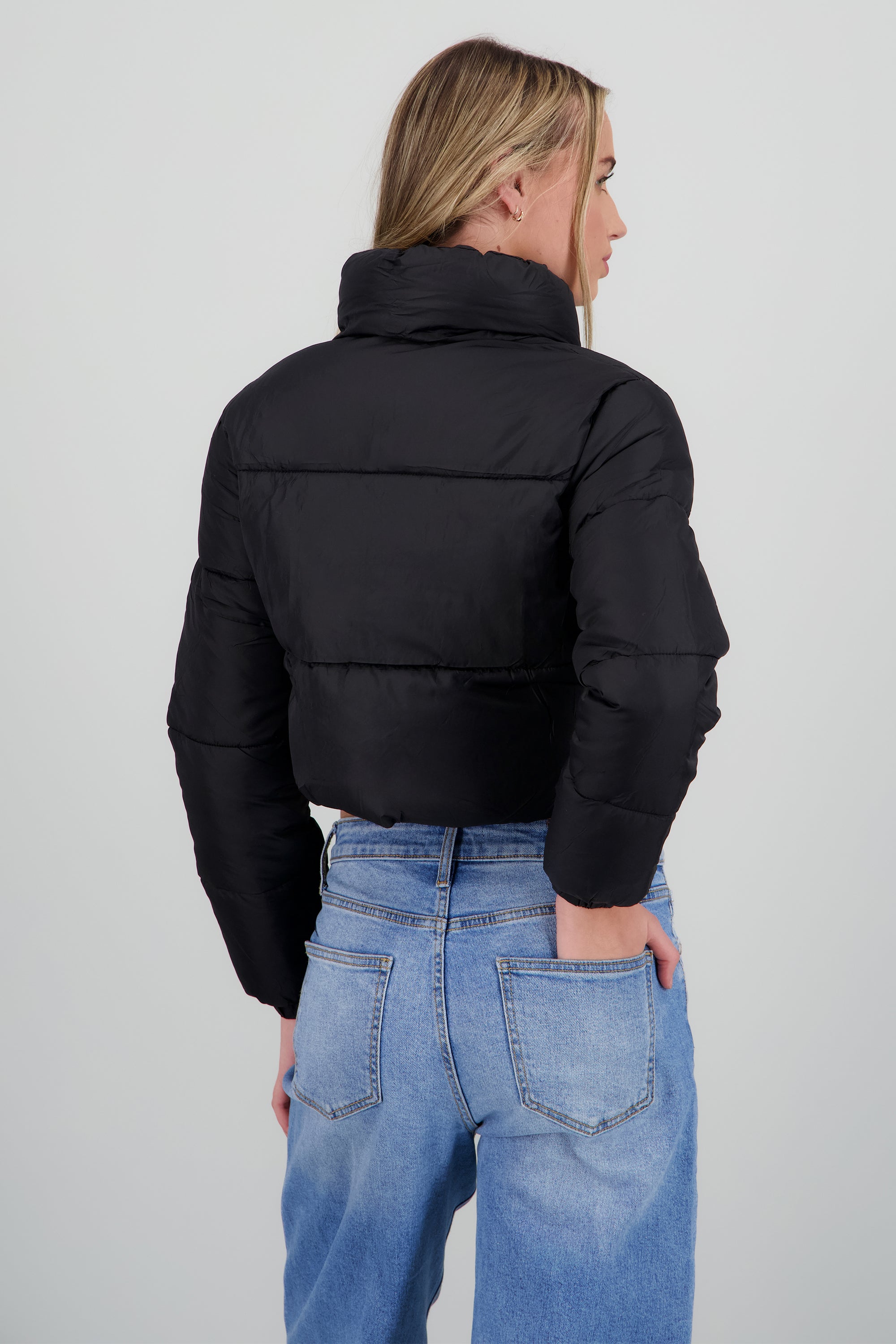 Chamarra puffer crop NEGRO