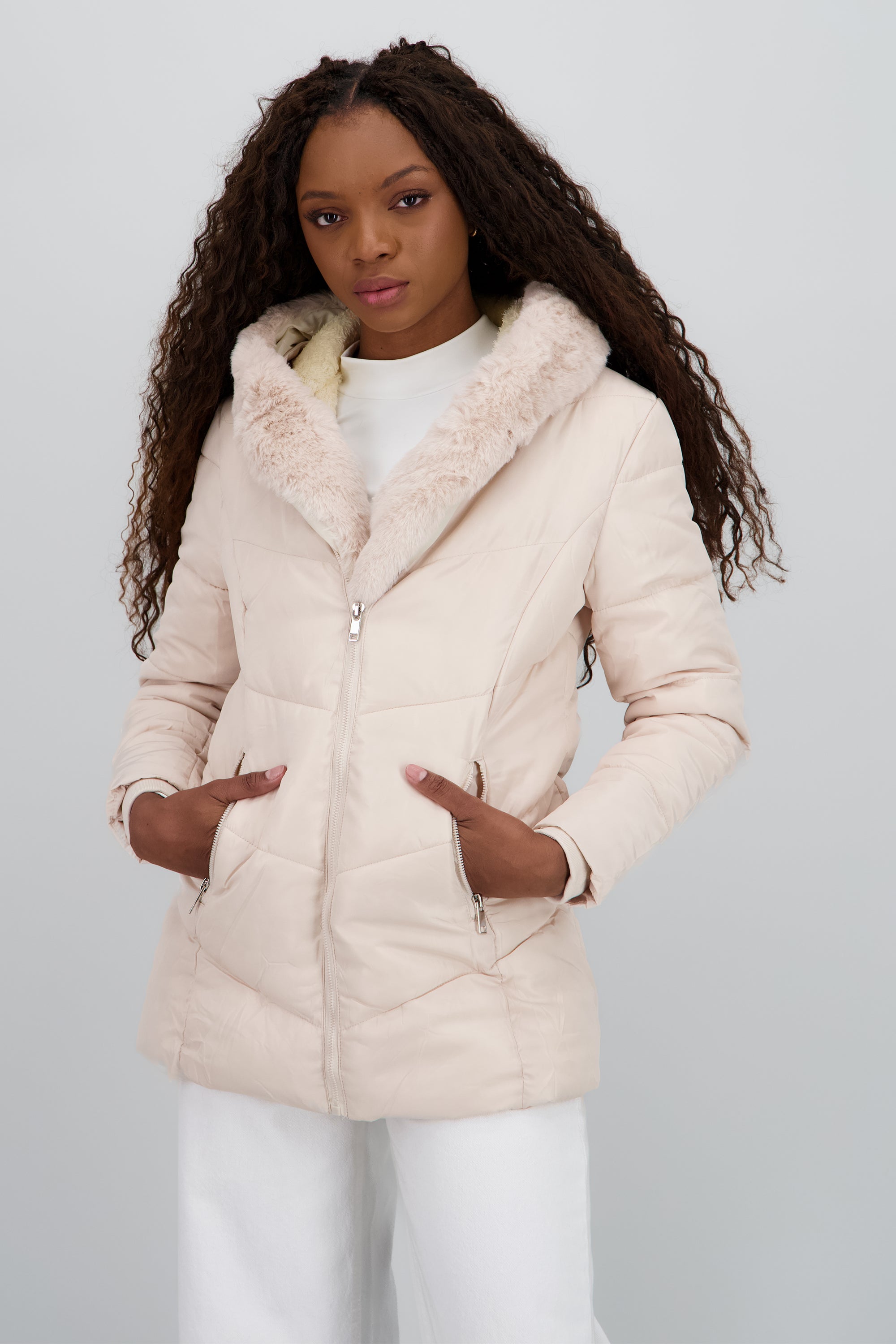 Chamarra puffer midi det peluche BEIGE
