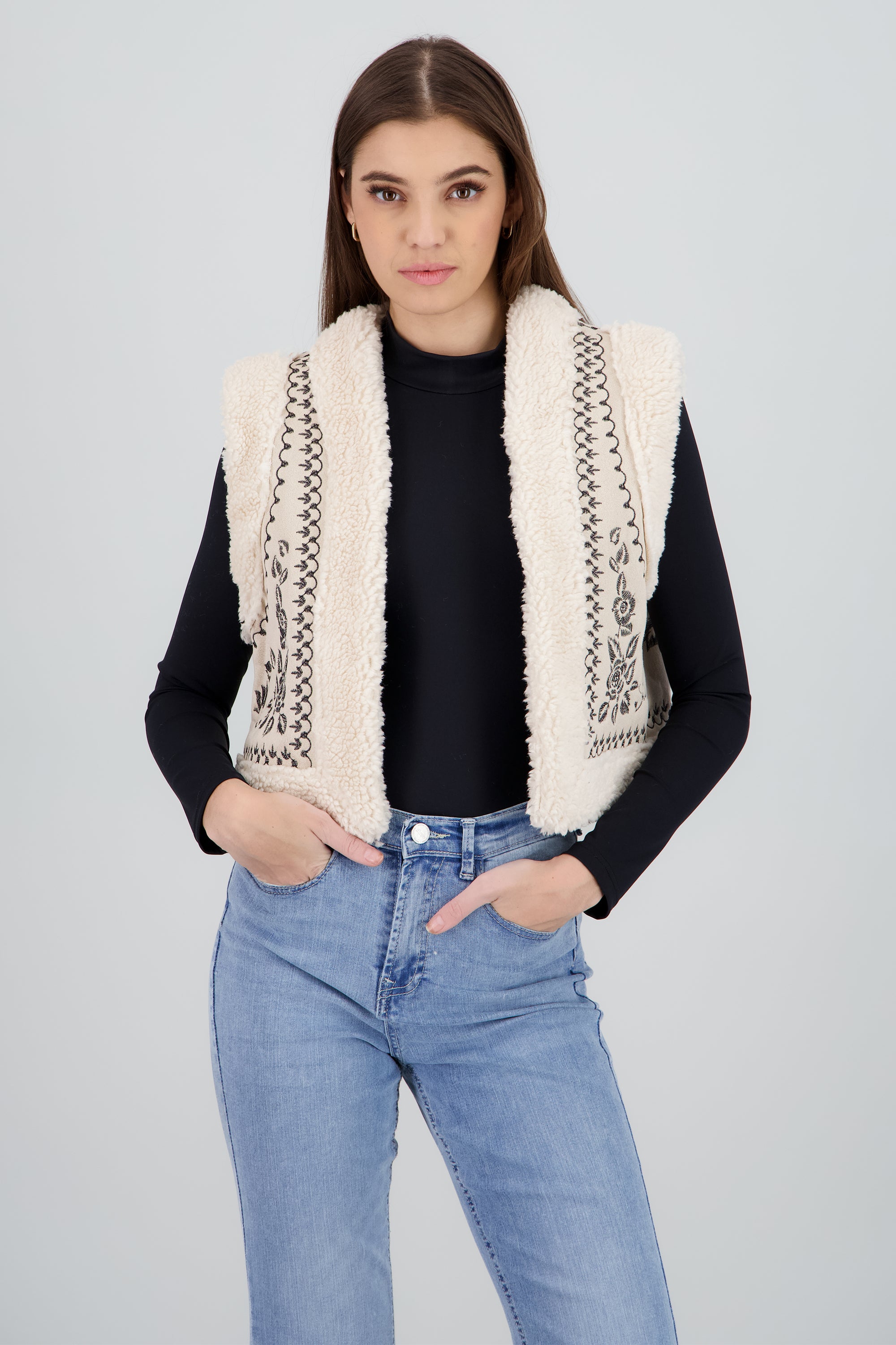 Chaleco con bordado bohemio y peluche HUESO COMBO