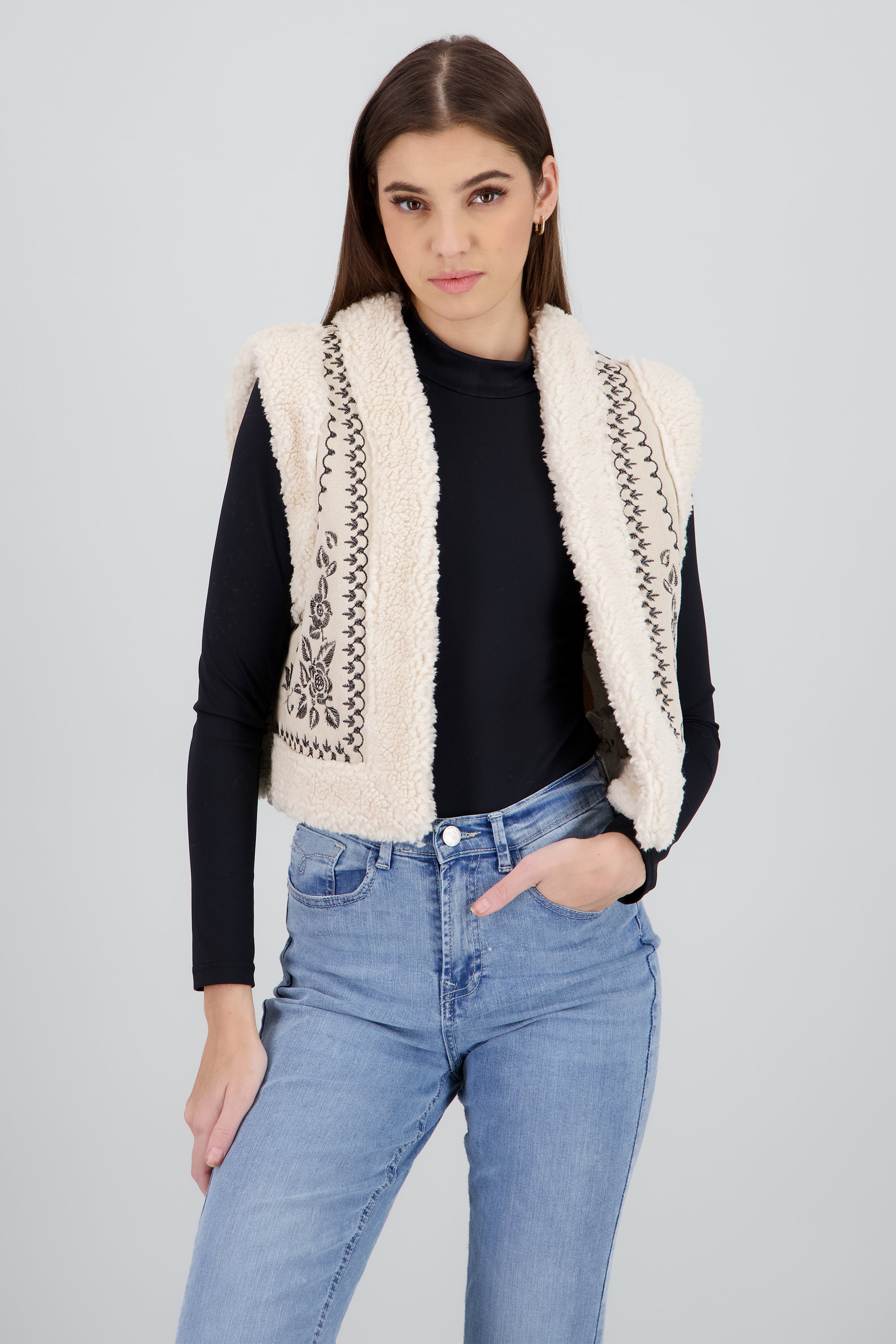 Chaleco con bordado bohemio y peluche HUESO COMBO