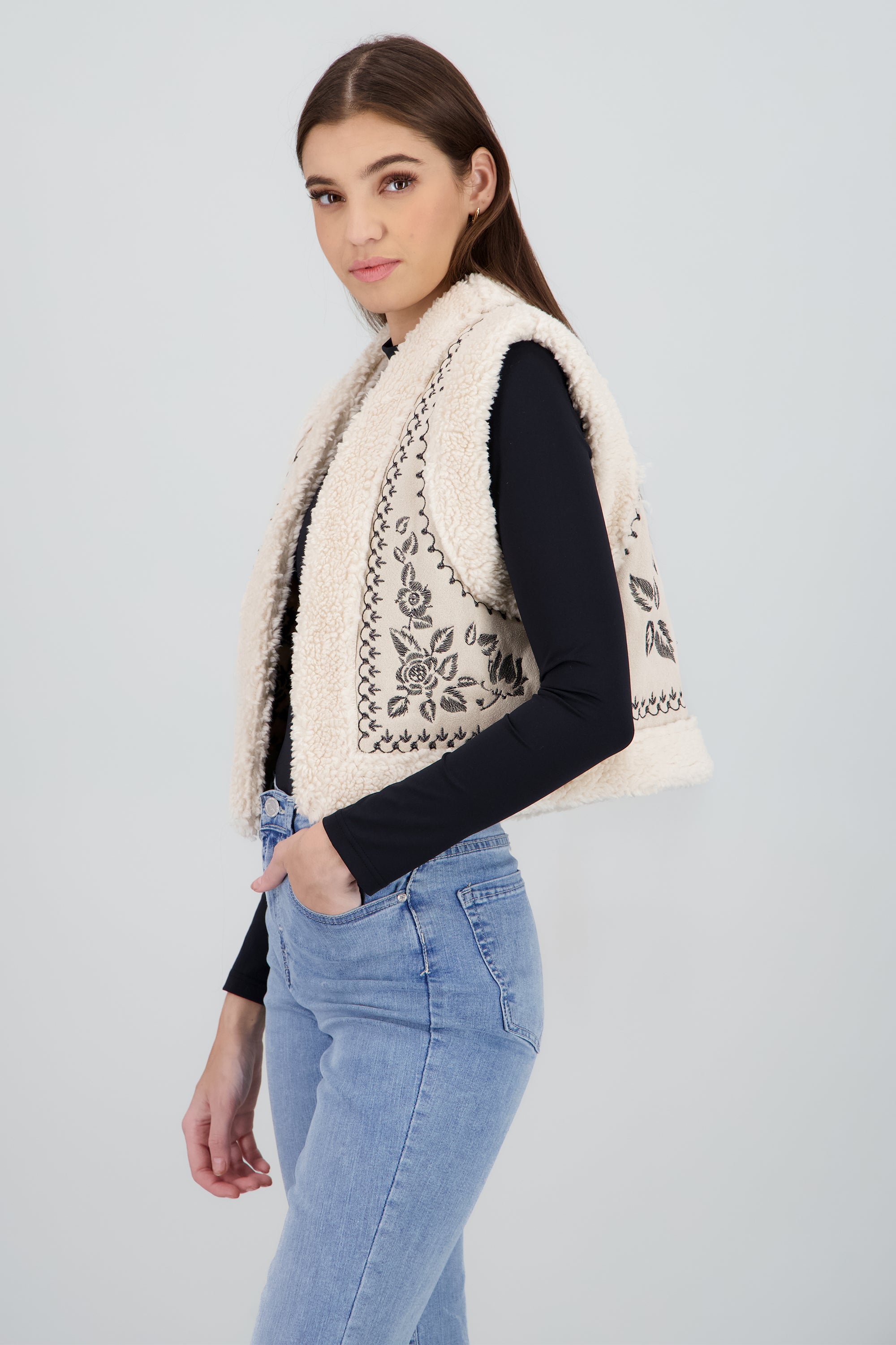 Chaleco con bordado bohemio y peluche HUESO COMBO