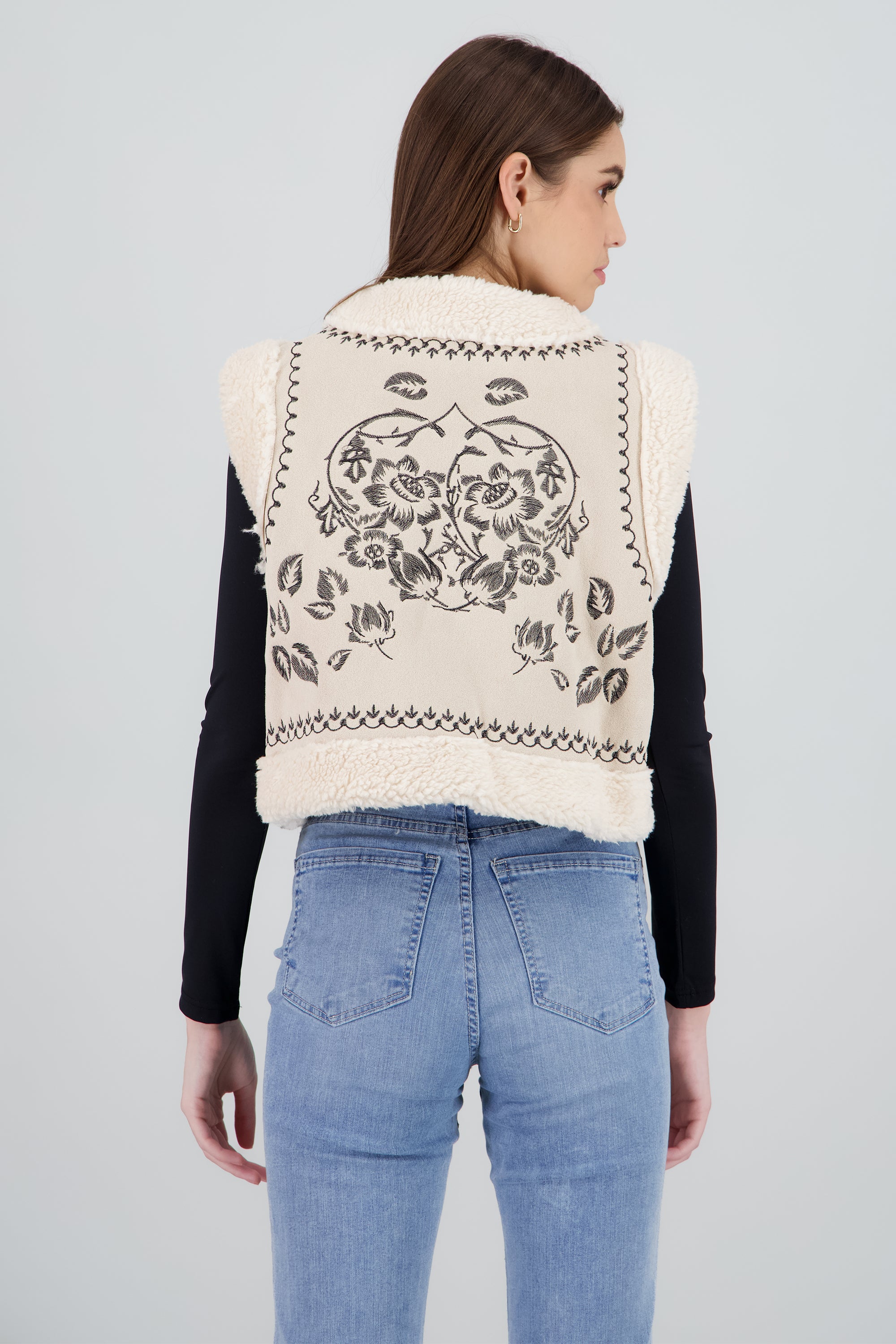 Chaleco con bordado bohemio y peluche HUESO COMBO