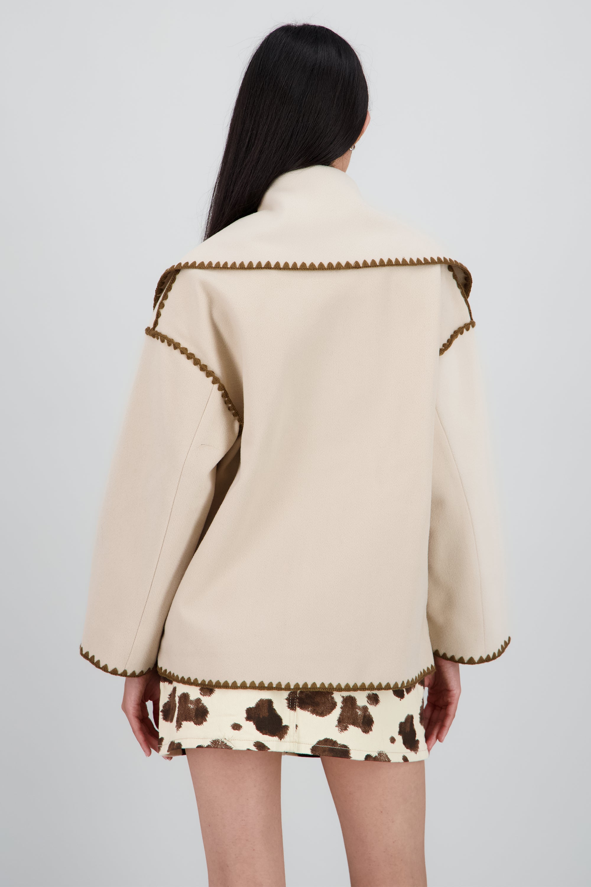 Abrigo corto con bufanda detallen costuras KHAKI