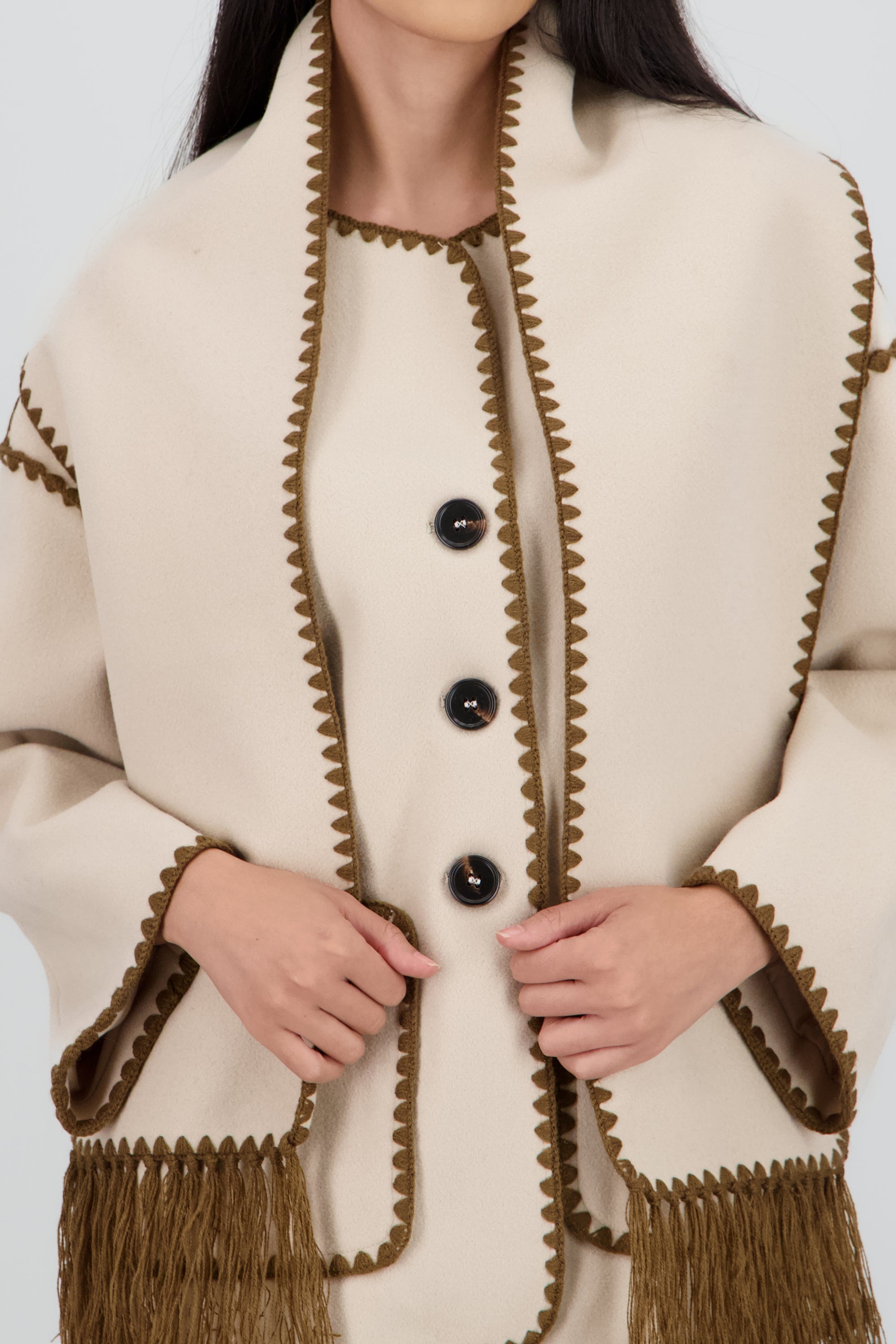 Abrigo corto con bufanda detallen costuras KHAKI