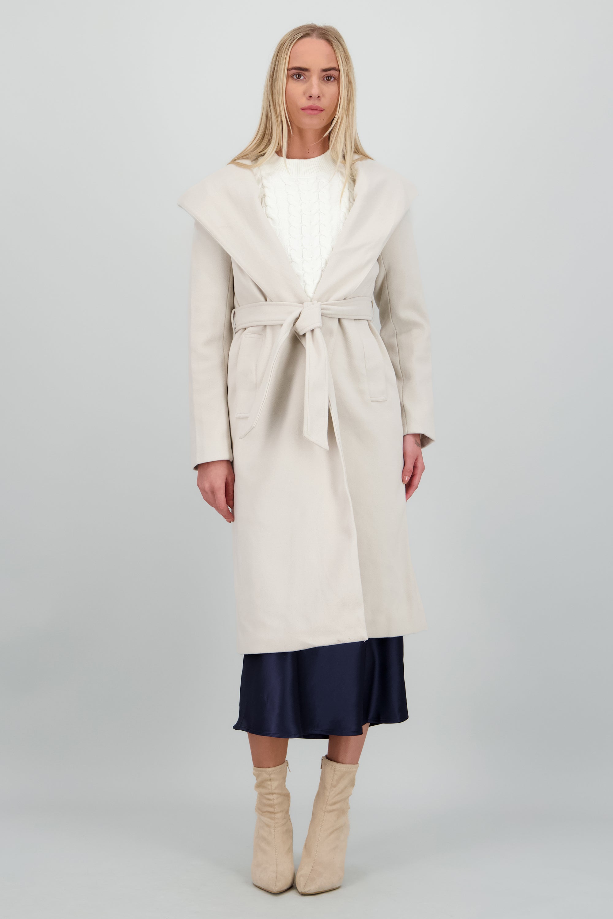 Abrigo solpa ancha con cinturon BEIGE