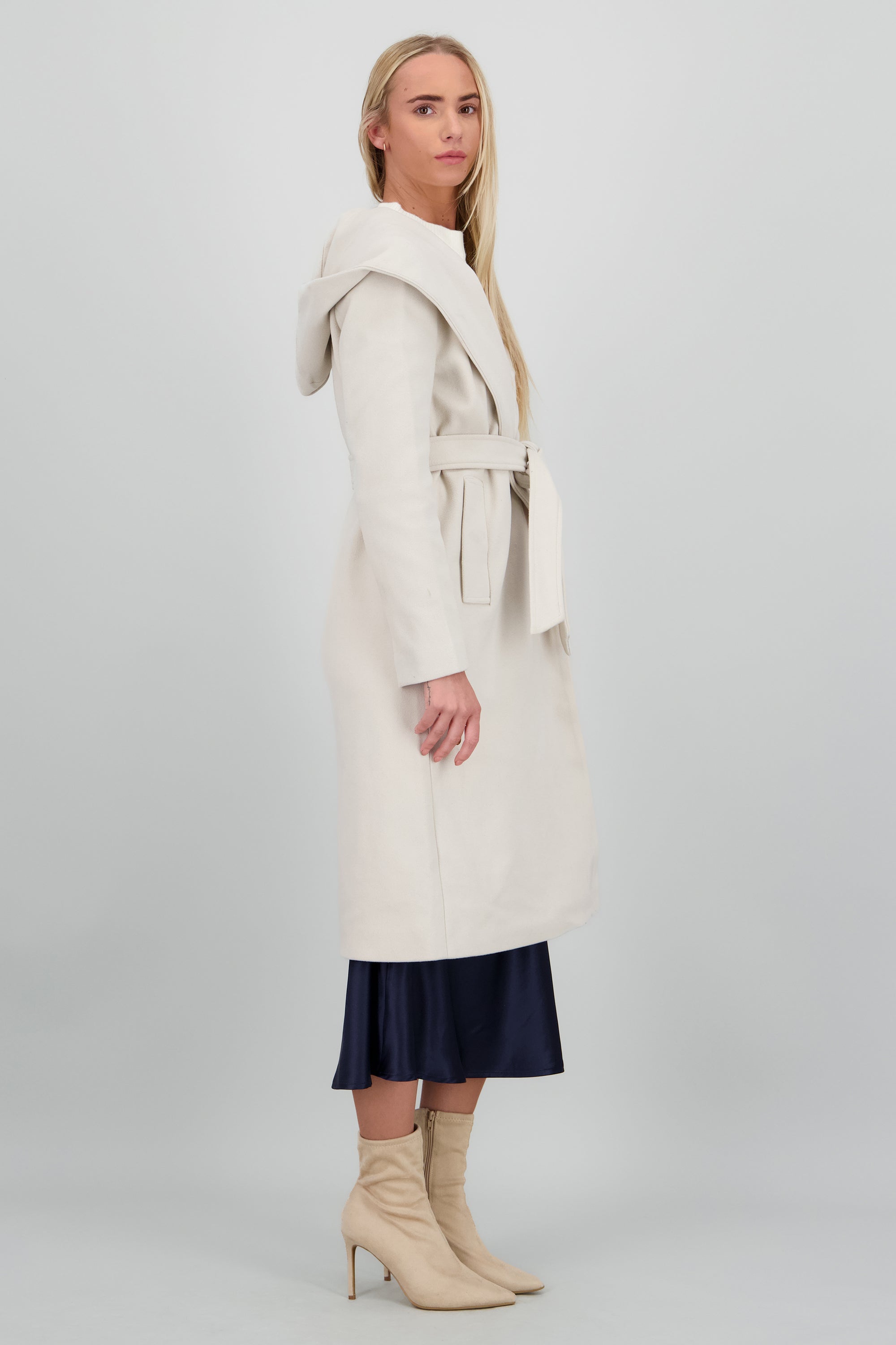 Abrigo solpa ancha con cinturon BEIGE