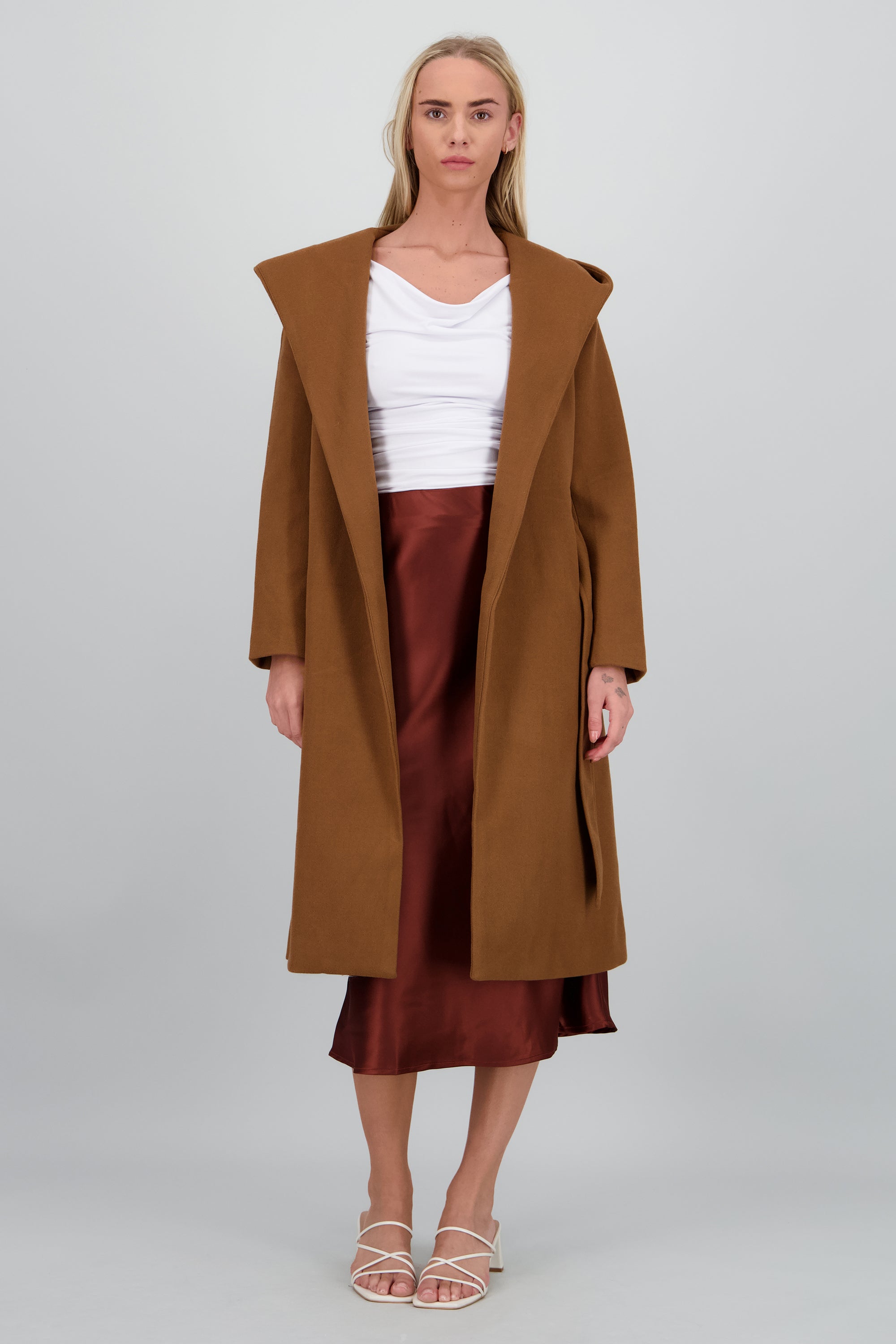 Abrigo solpa ancha con cinturon CAFE