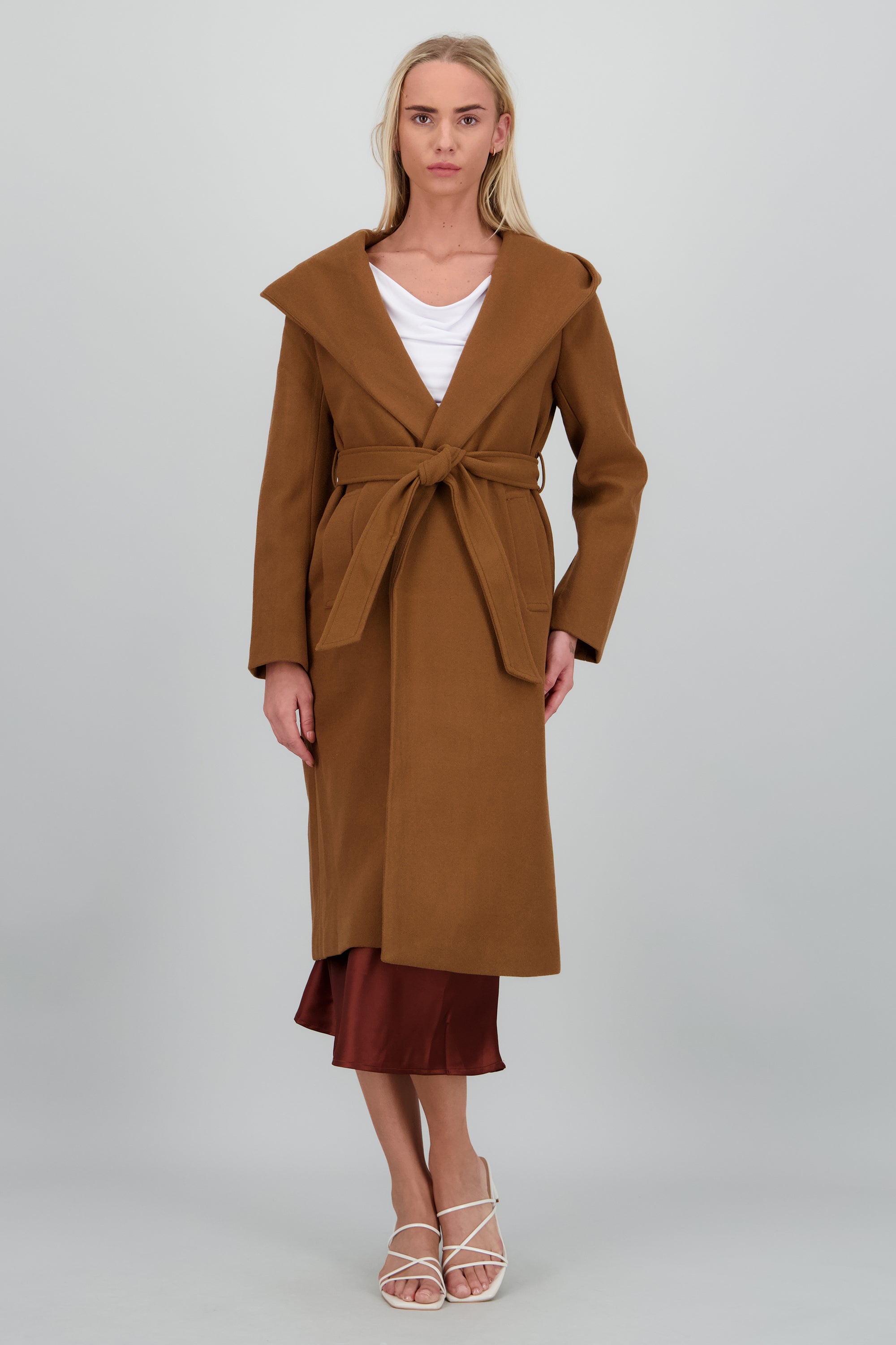 Abrigo solpa ancha con cinturon CAFE
