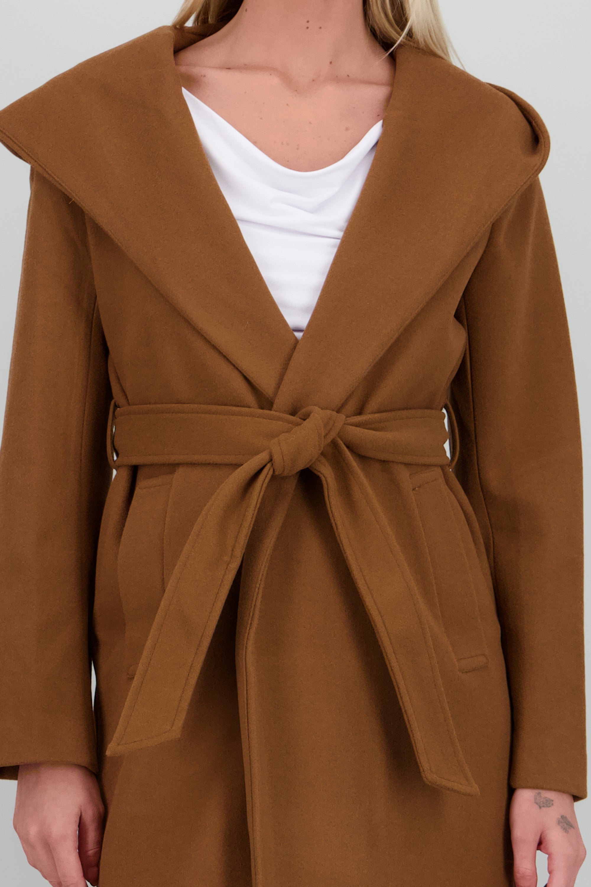 Abrigo solpa ancha con cinturon CAFE