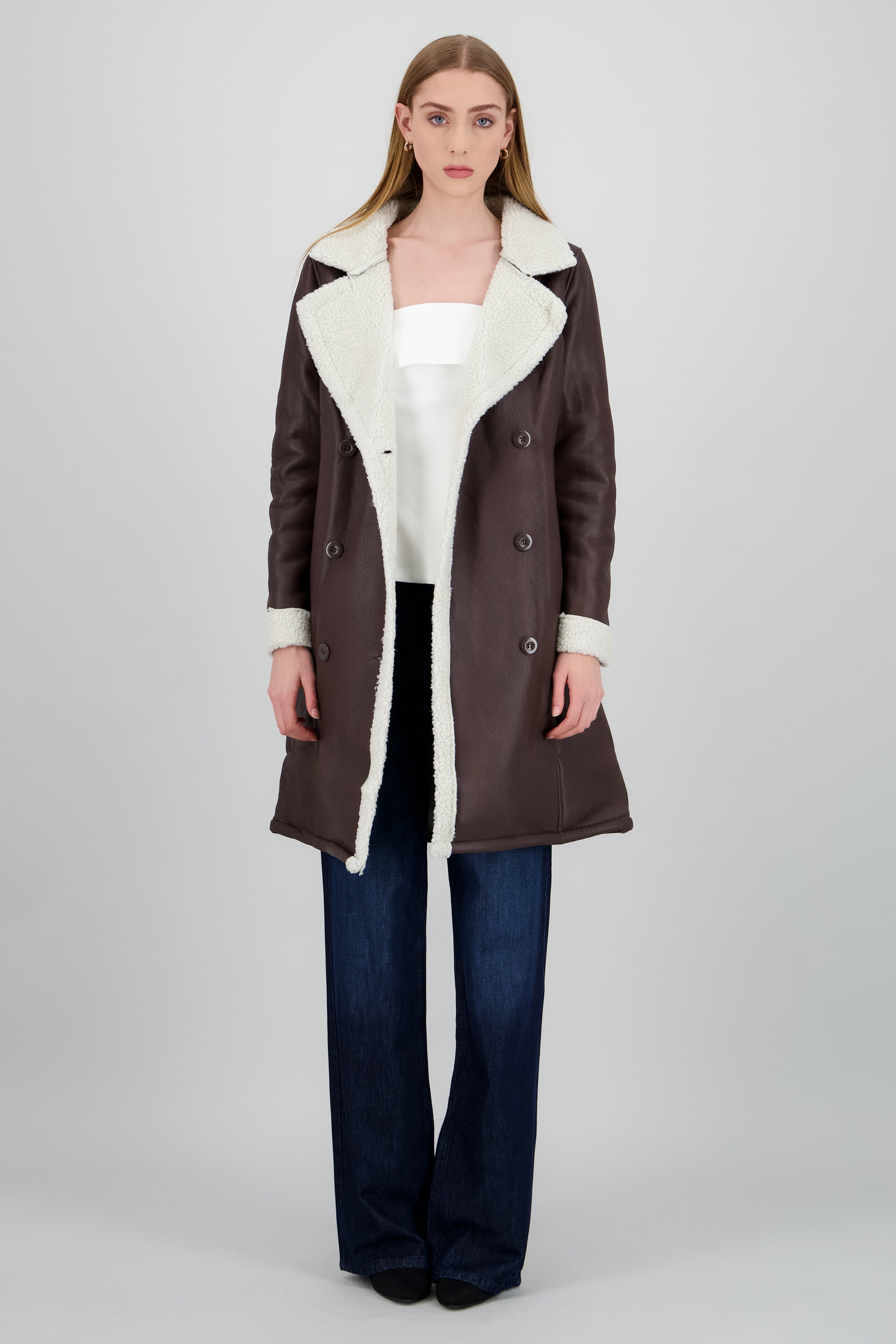 Abrigo efecto piel det peluche CHOCOLATE