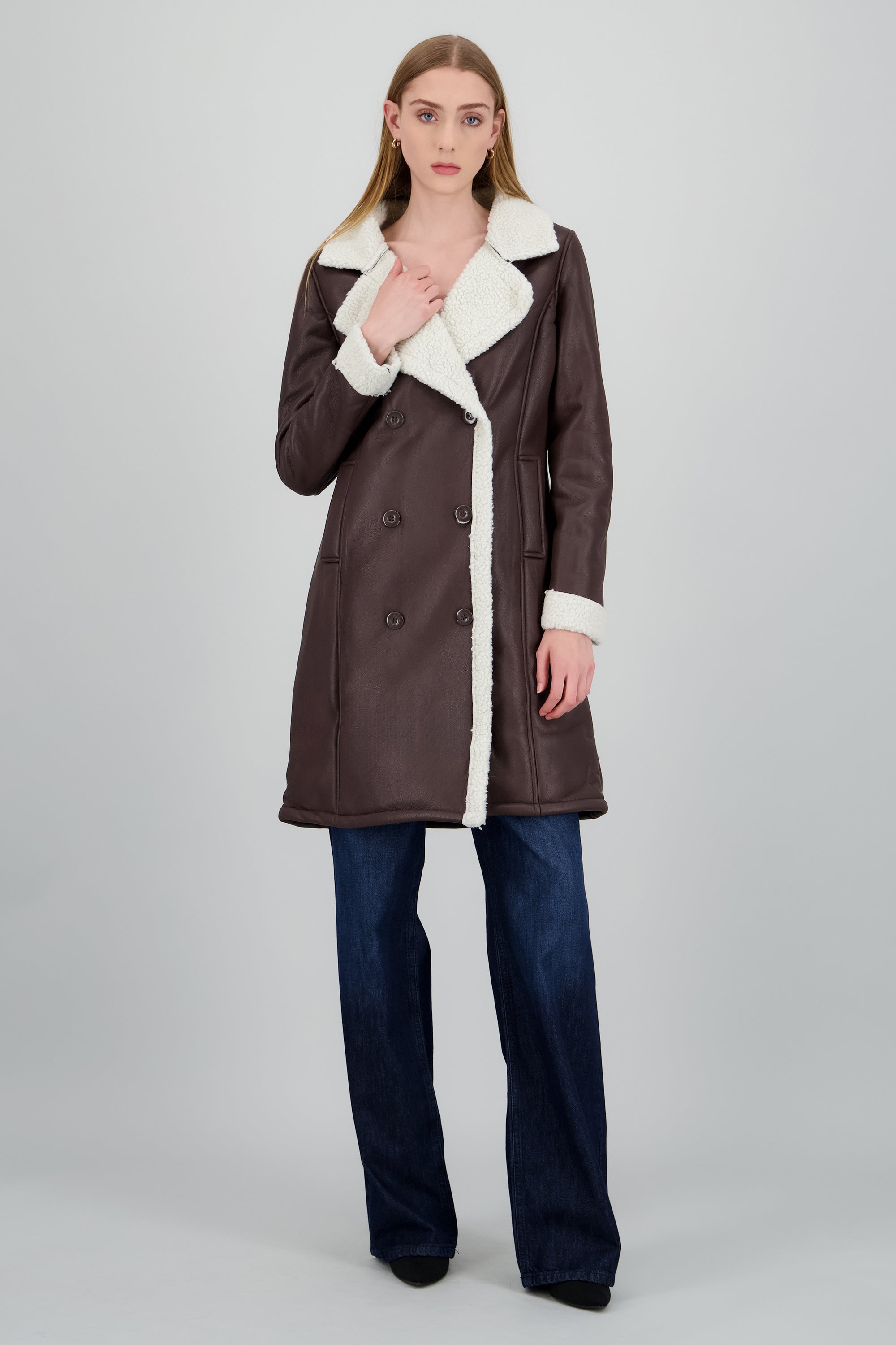 Abrigo efecto piel det peluche CHOCOLATE