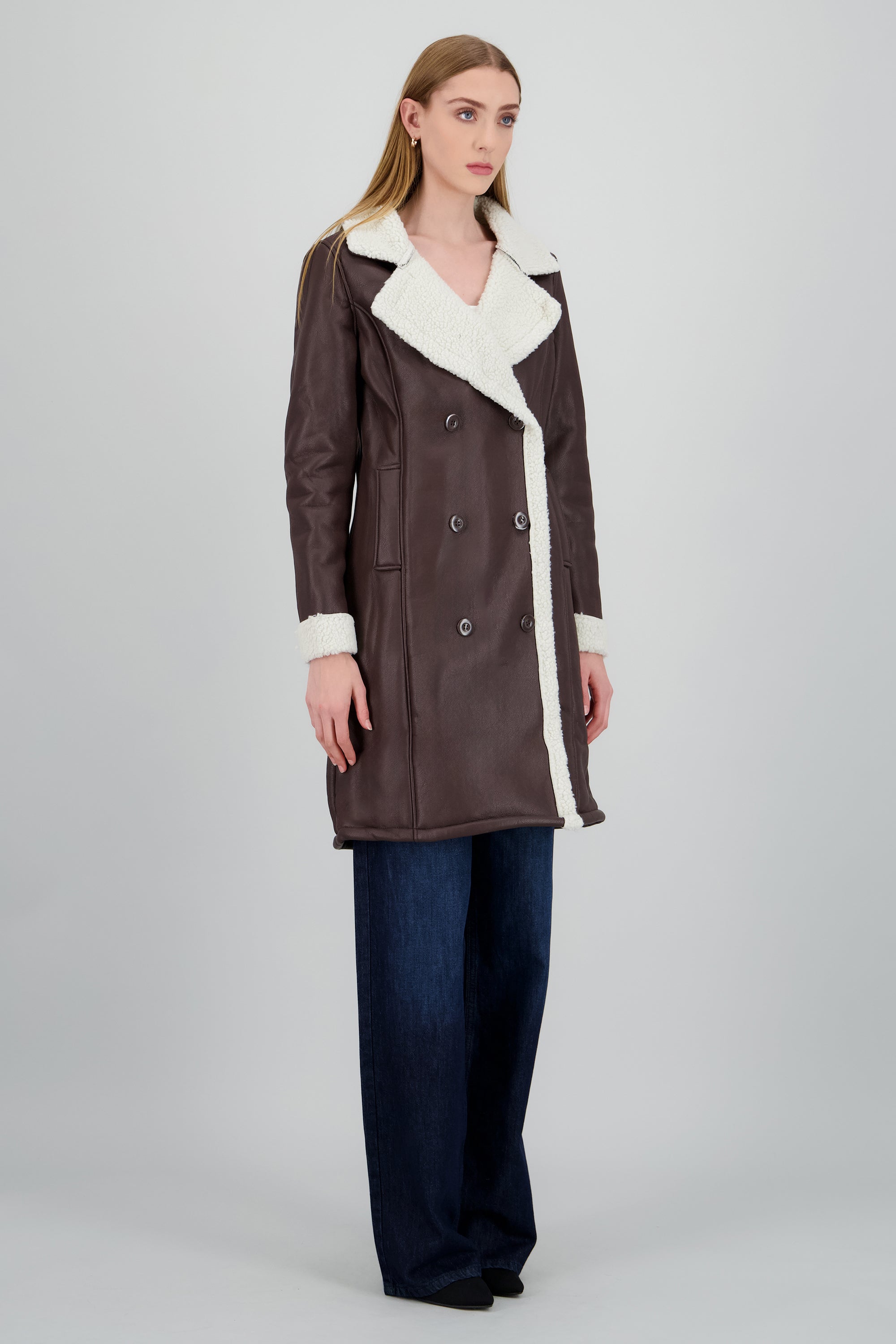 Abrigo efecto piel det peluche CHOCOLATE