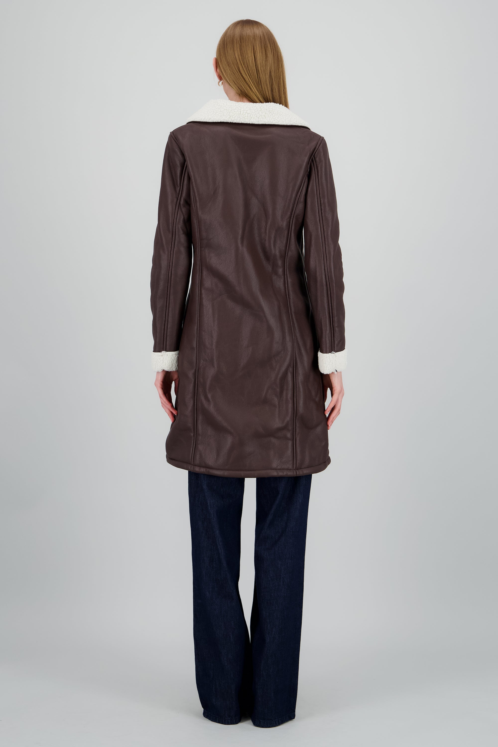 Abrigo efecto piel det peluche CHOCOLATE