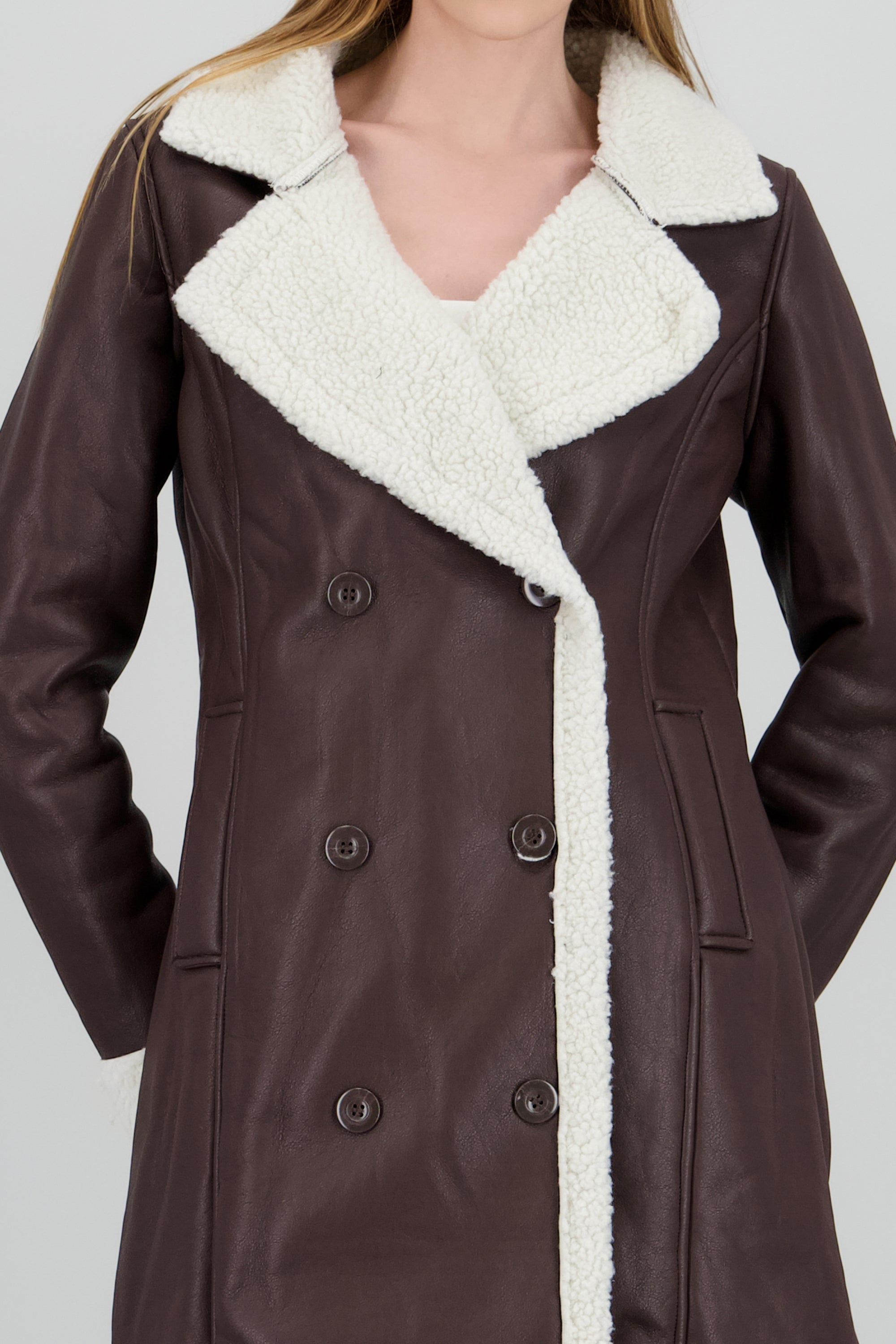 Abrigo efecto piel det peluche CHOCOLATE
