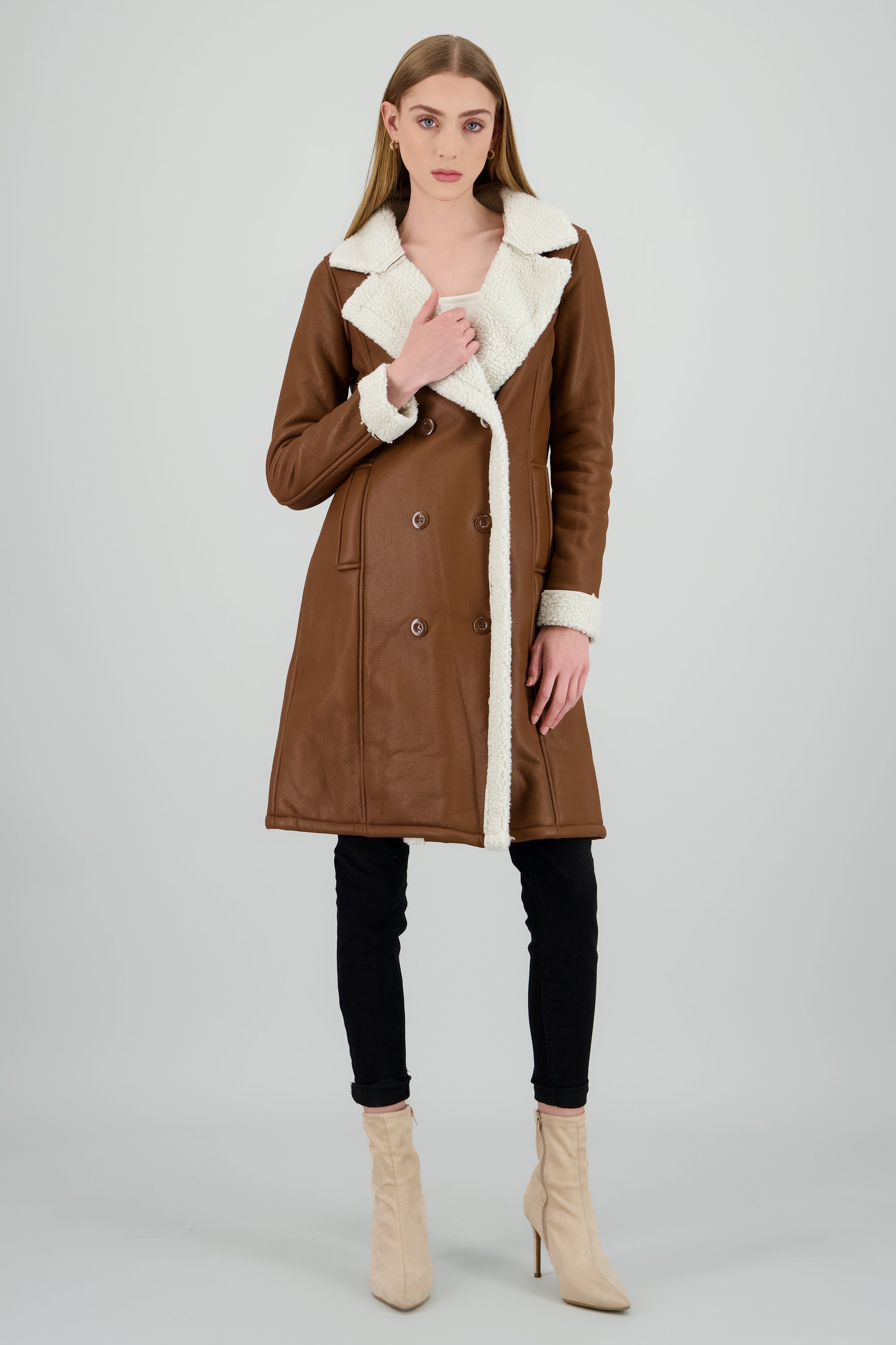 Abrigo efecto piel det peluche CAMELLO