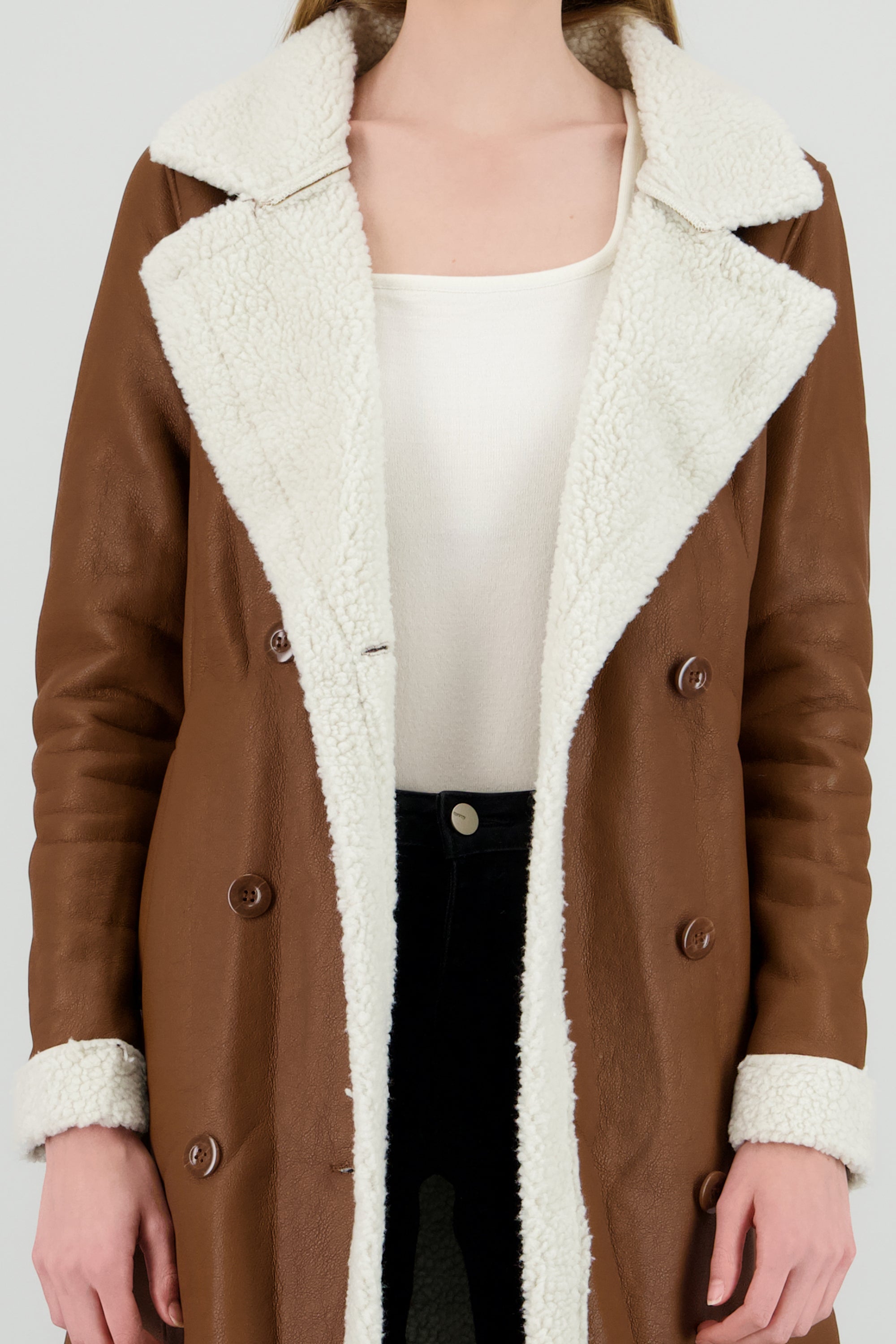 Abrigo efecto piel det peluche CAMELLO