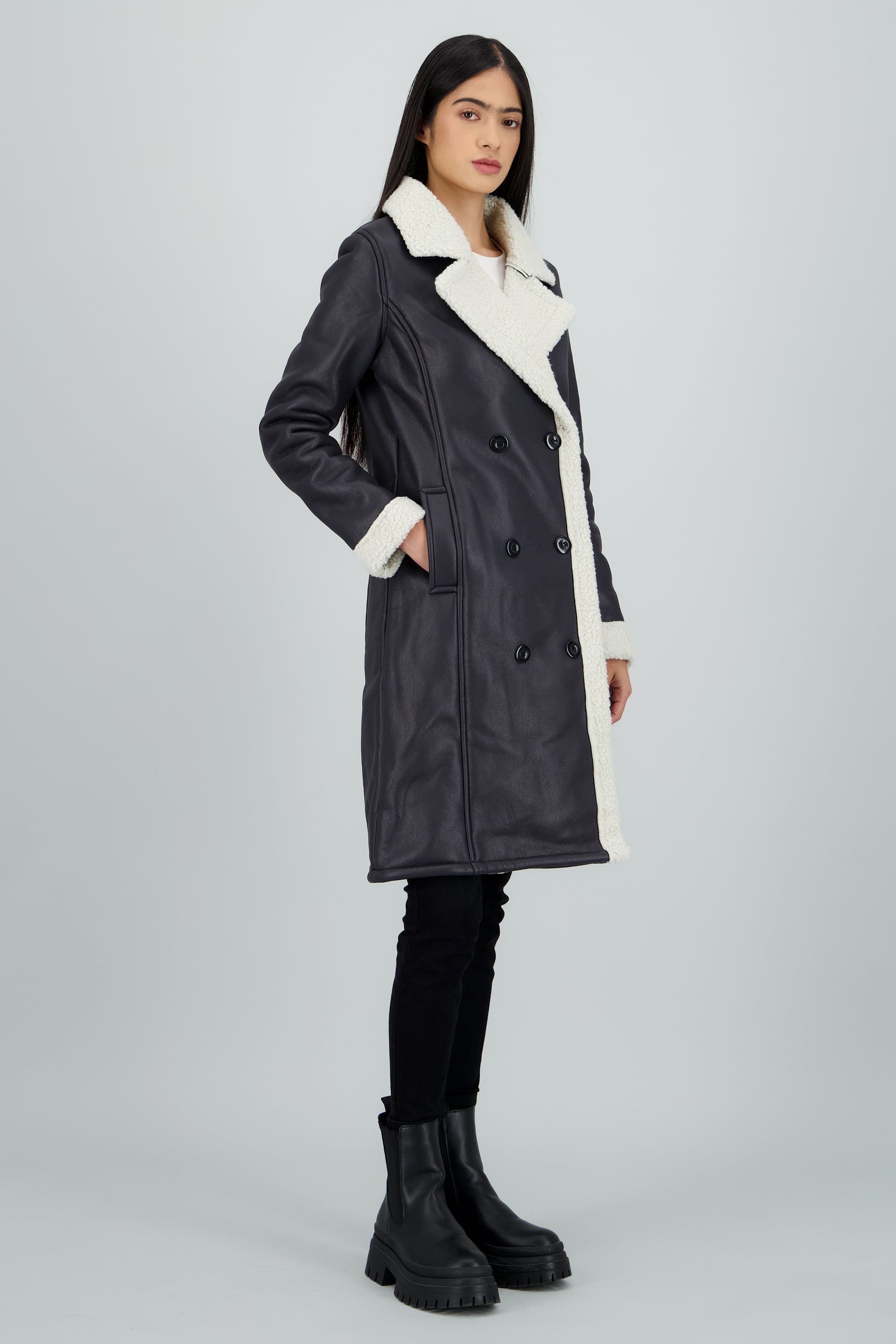 Abrigo efecto piel det peluche NEGRO