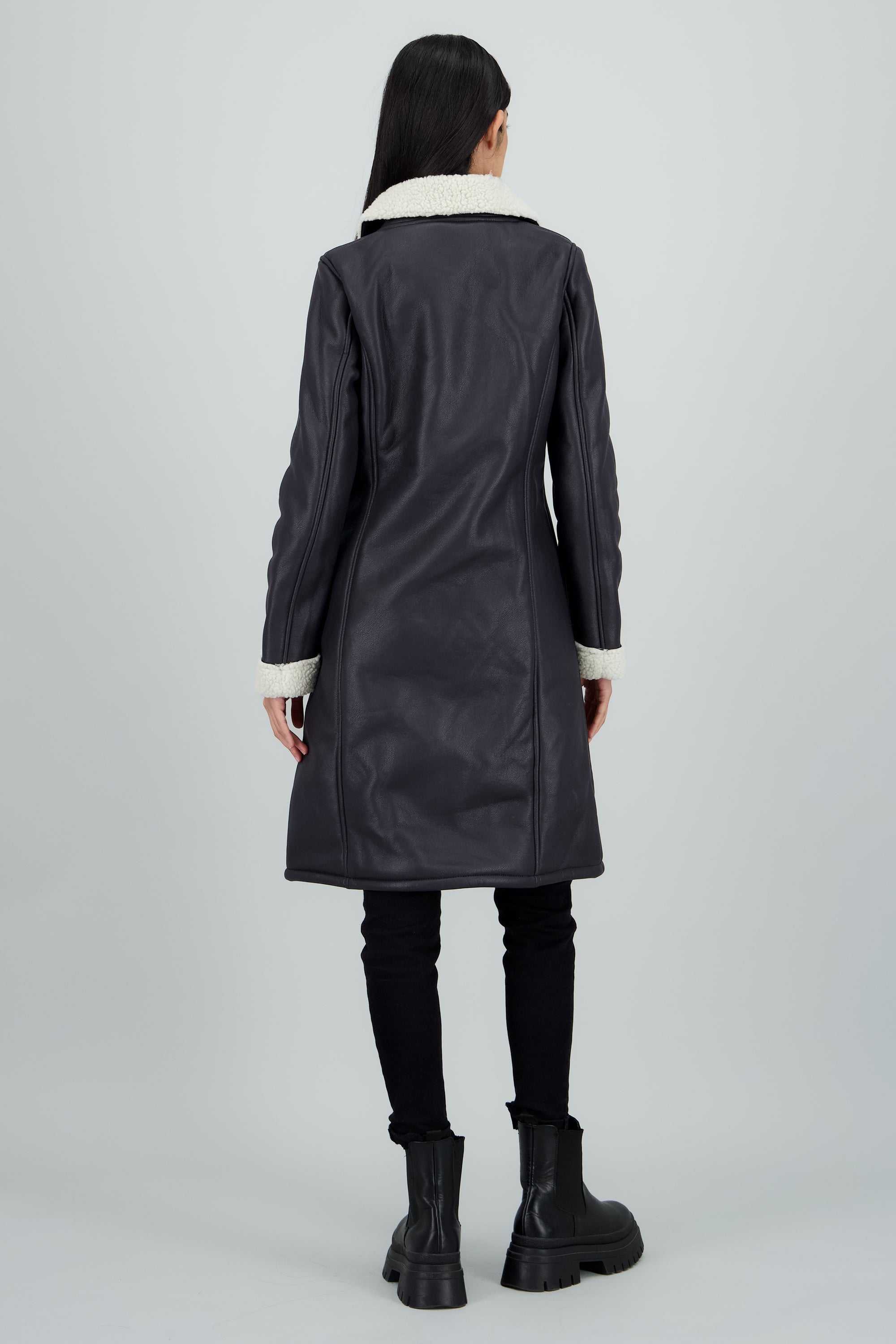 Abrigo efecto piel det peluche NEGRO