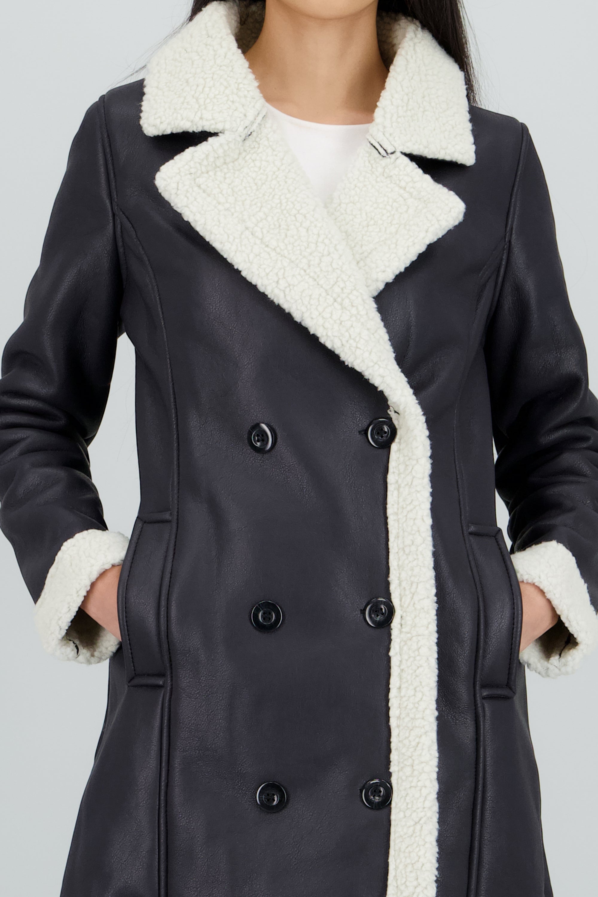 Abrigo efecto piel det peluche NEGRO
