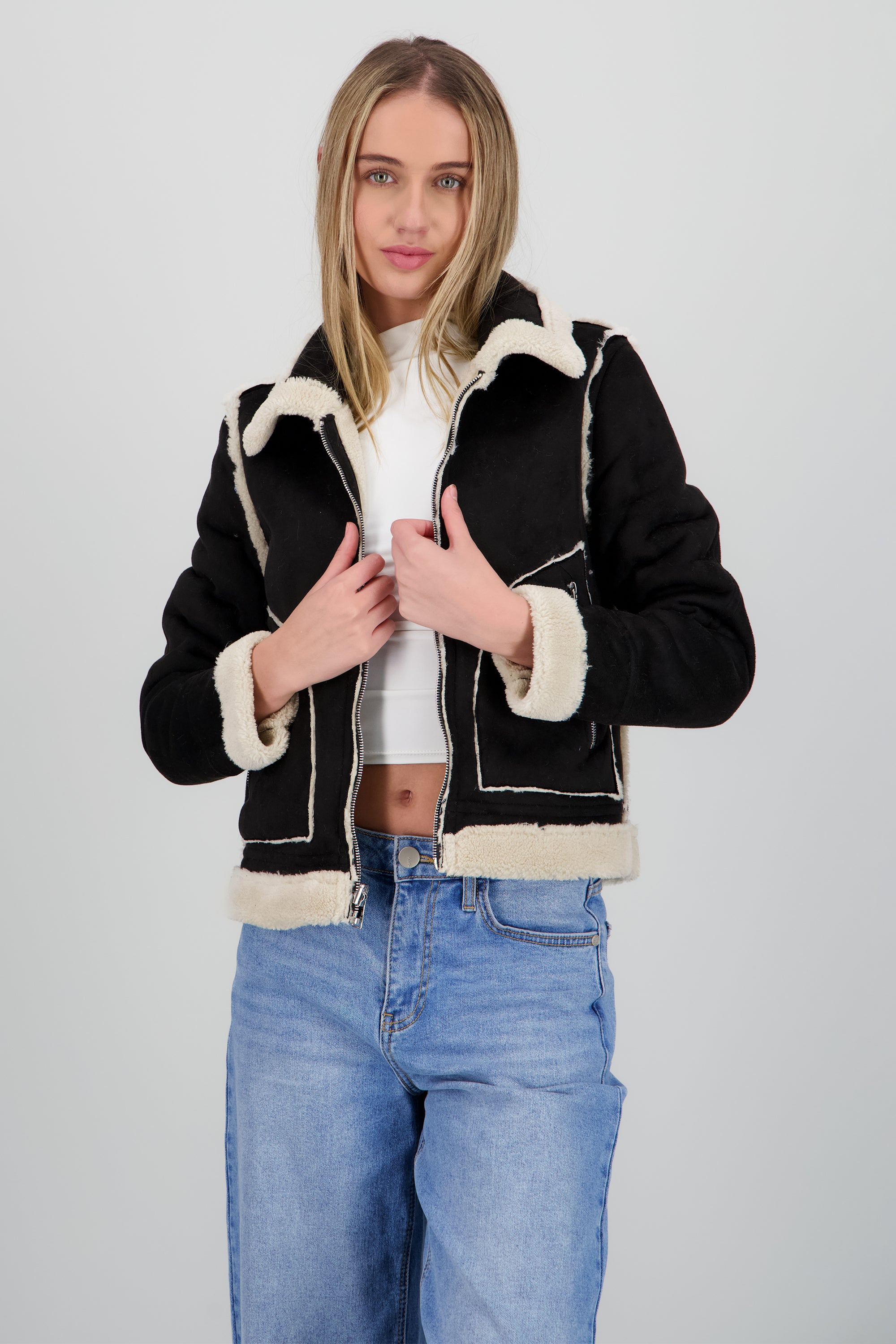 Chamarra corta tipo borrego NEGRO COMBO