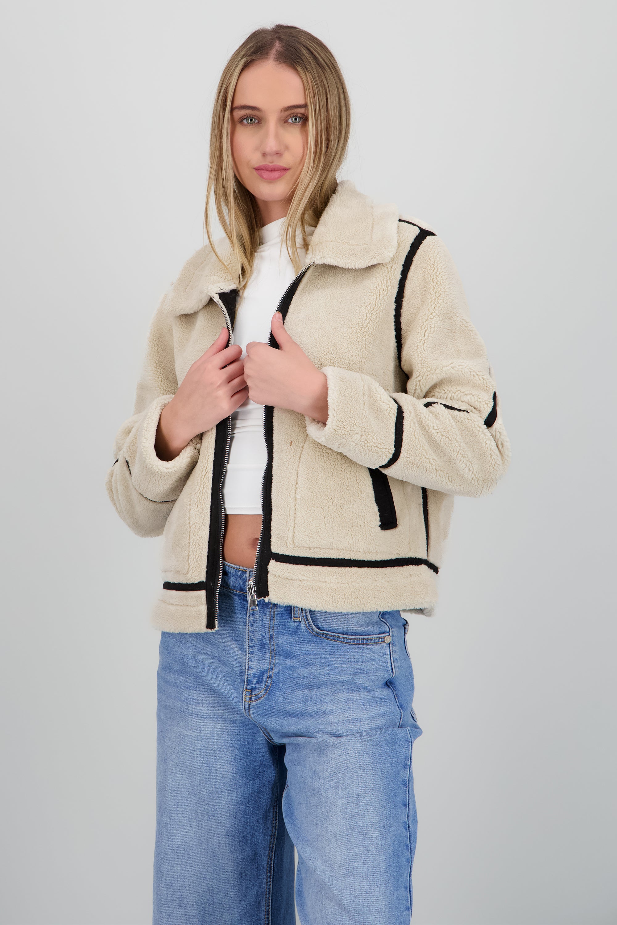 Chamarra corta tipo borrego NEGRO COMBO