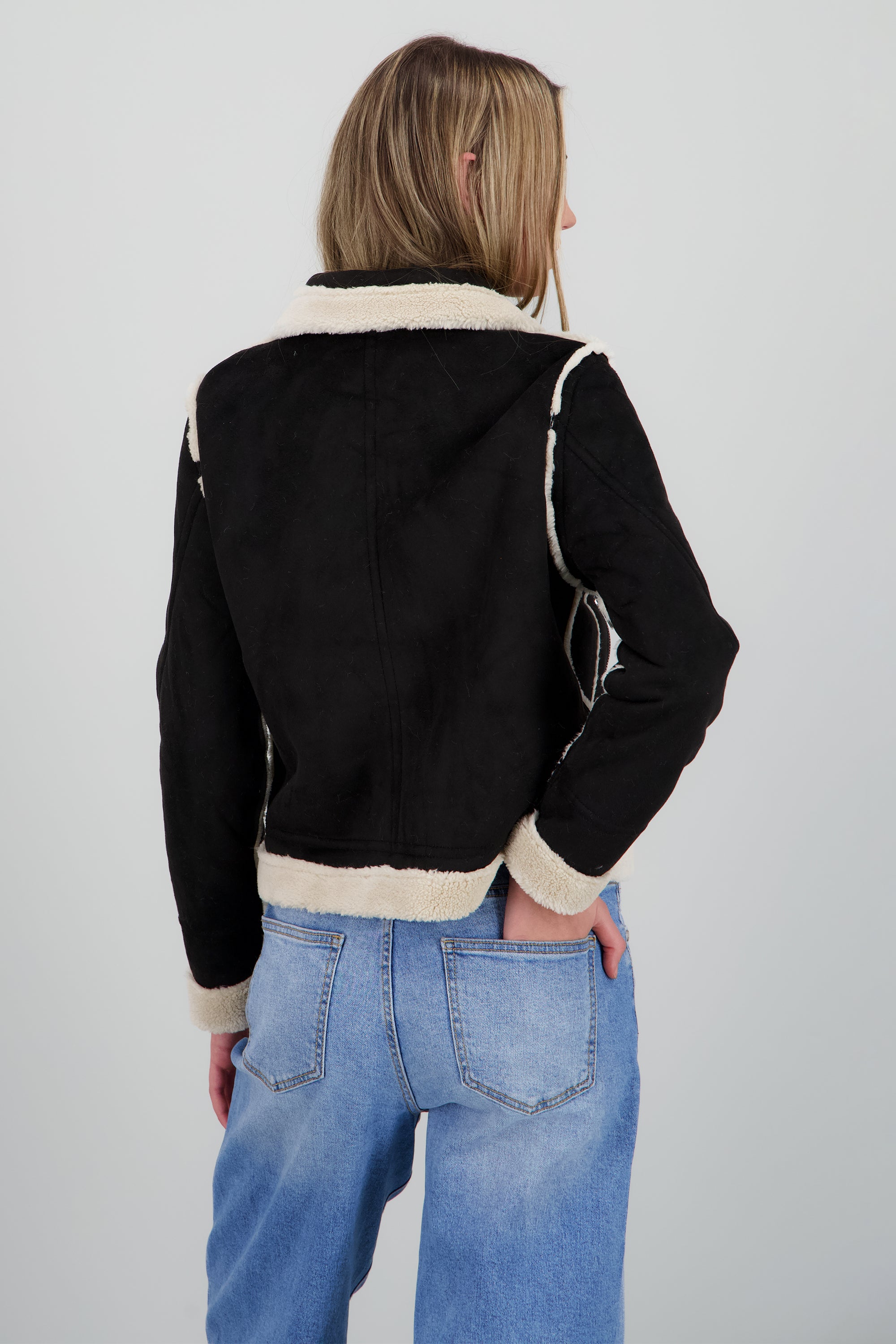 Chamarra corta tipo borrego NEGRO COMBO