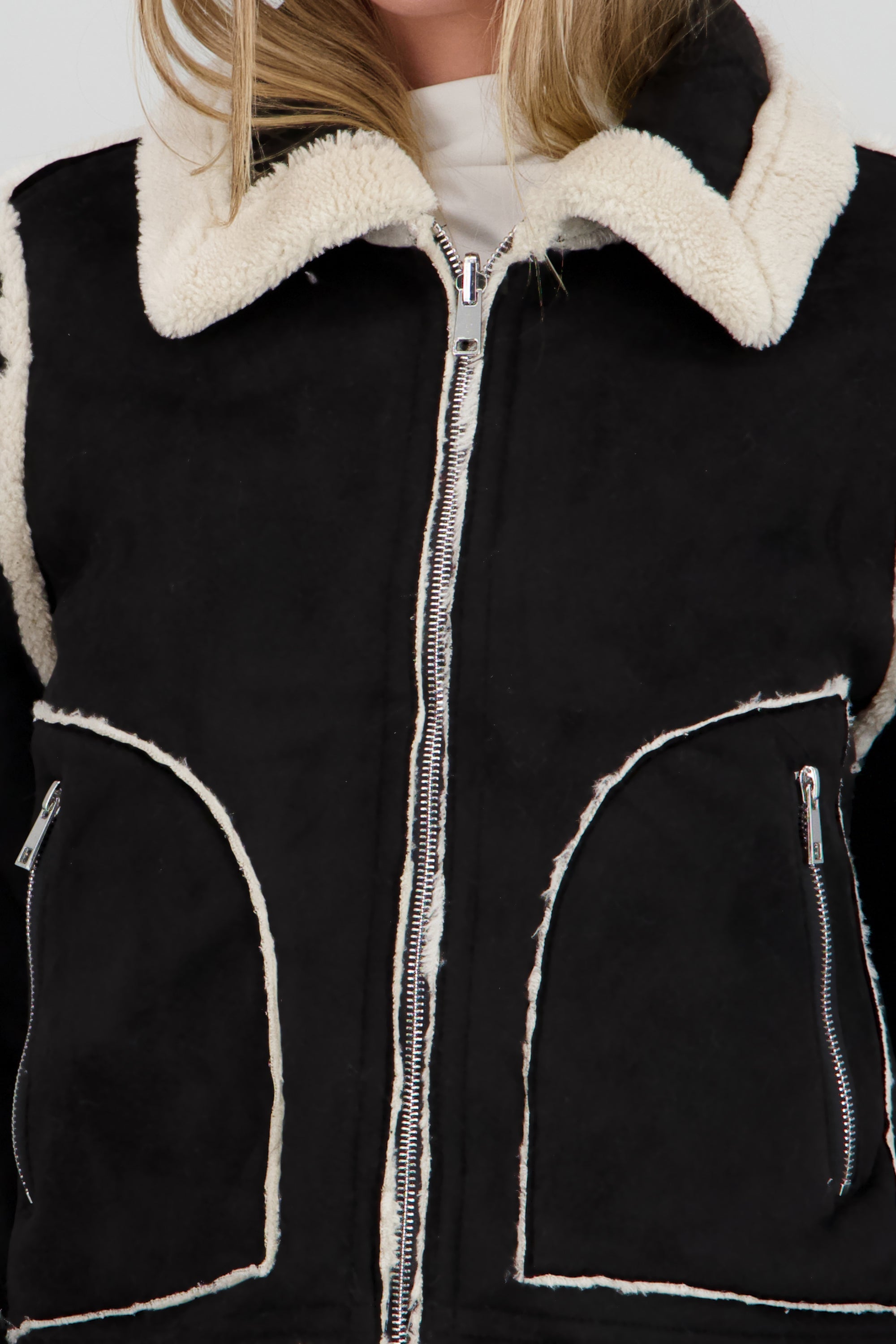 Chamarra corta tipo borrego NEGRO COMBO