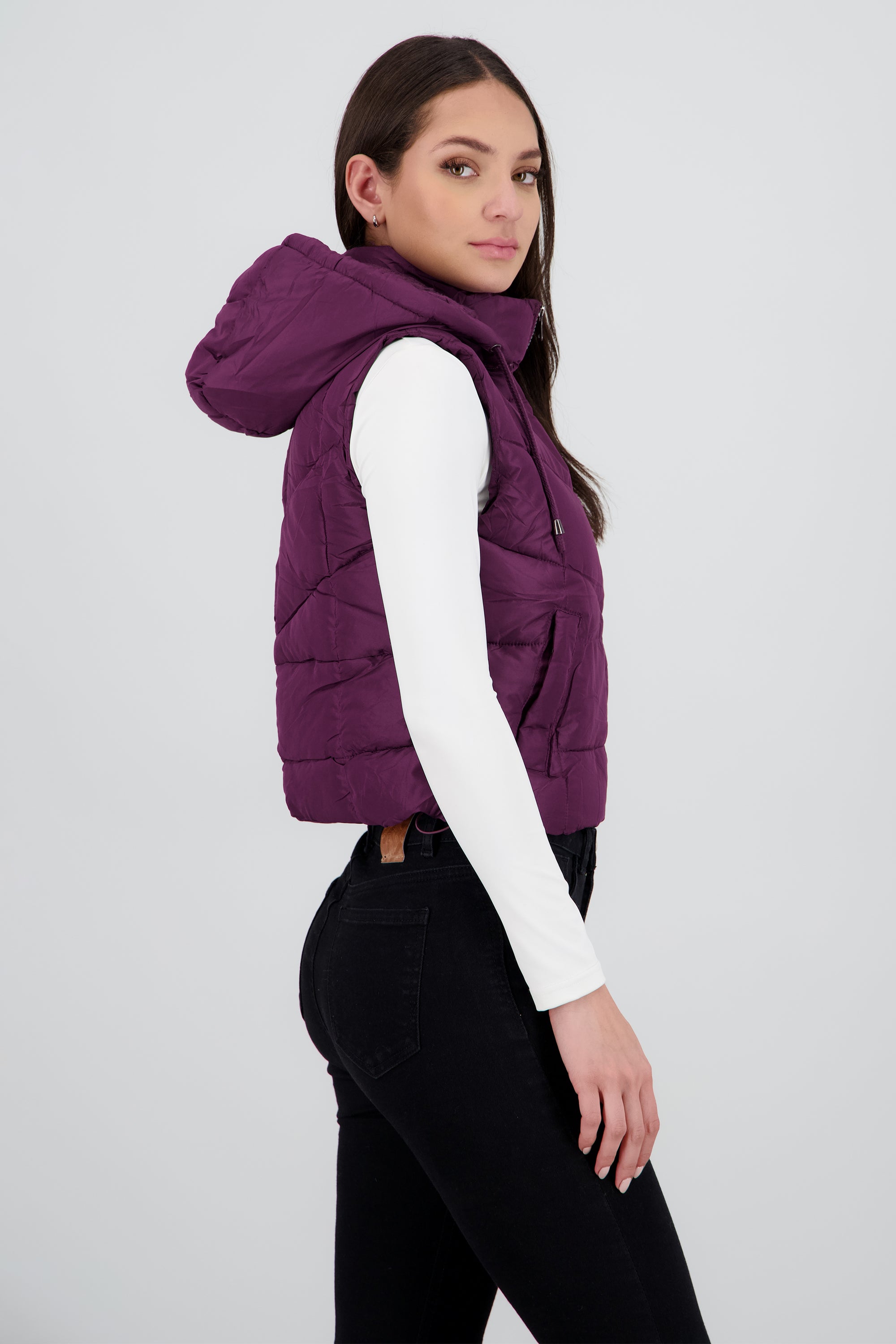 Chaleco capitonado con gorro CIRUELA
