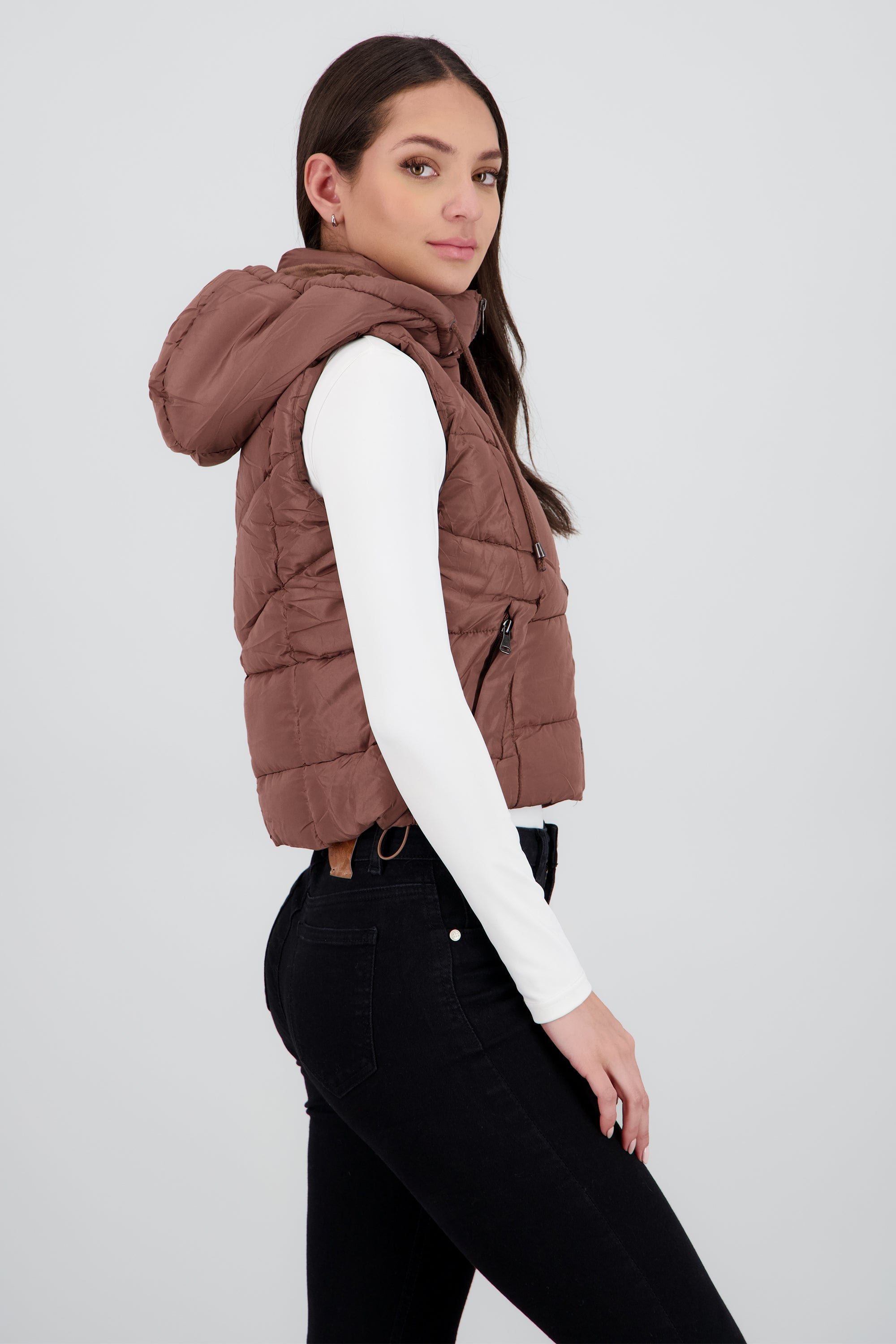 Chaleco capitonado con gorro CAFE