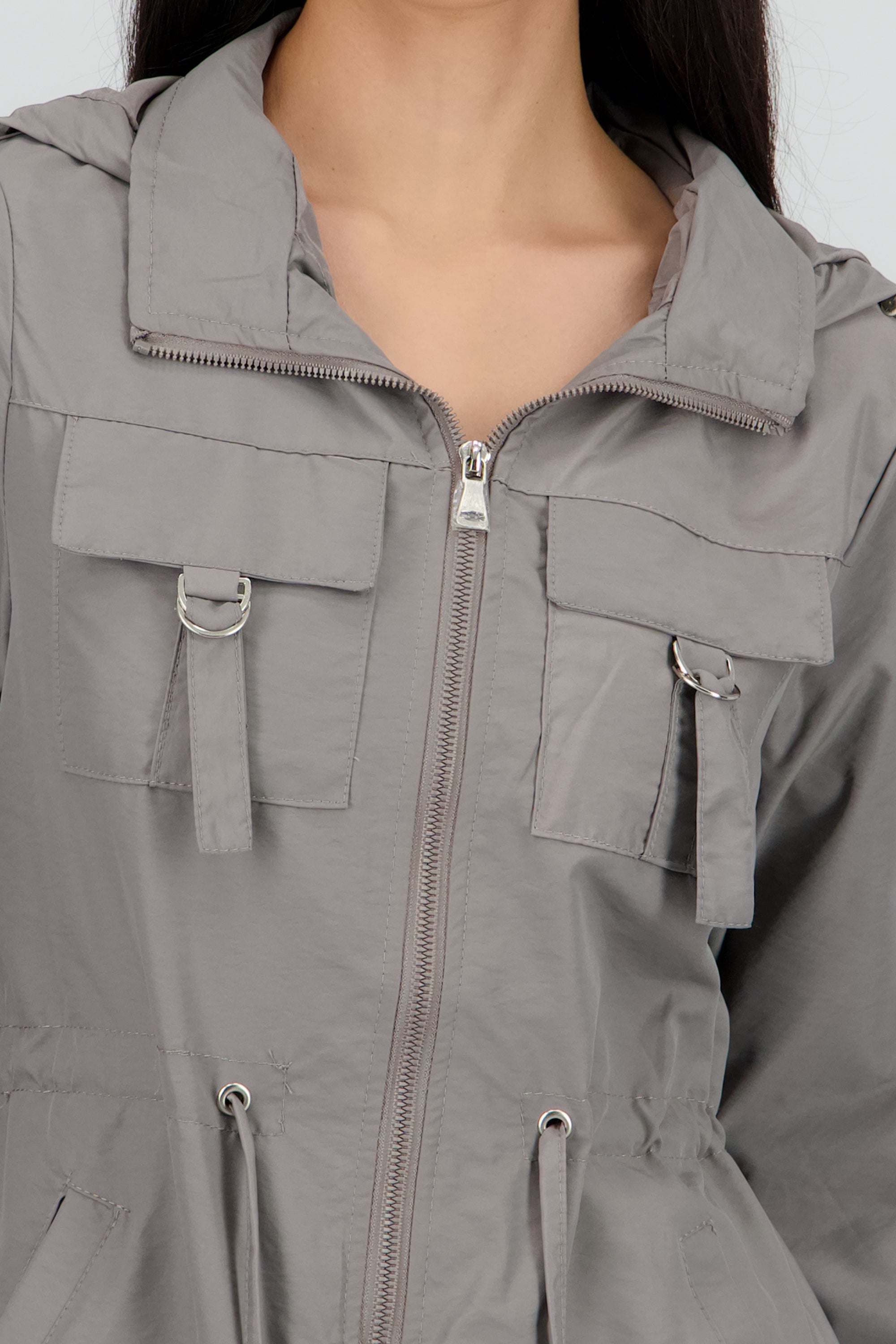 Gabardina corta tipo impermeable GRIS