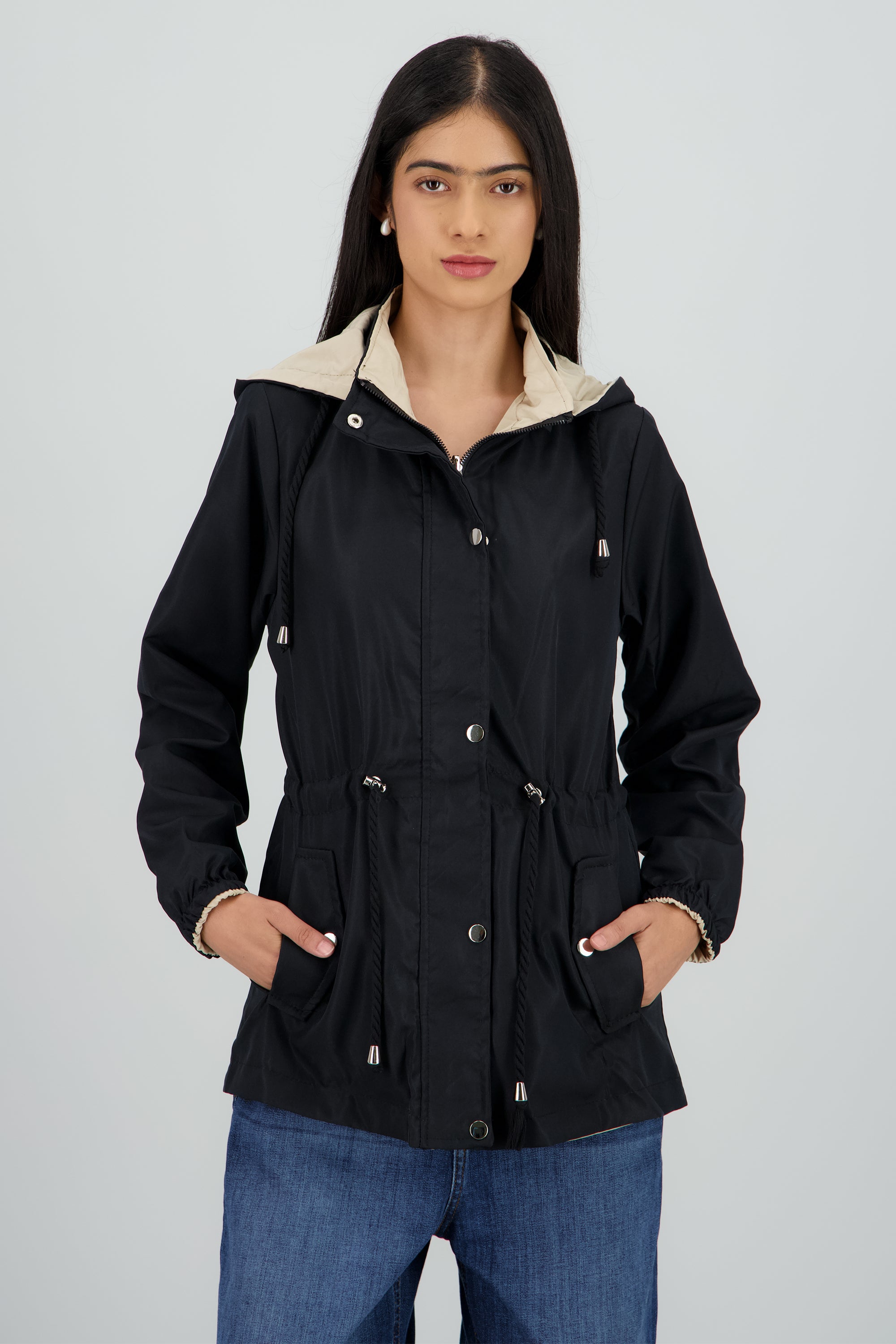 Gabardina tipo impermeable con jareta NEGRO COMBO