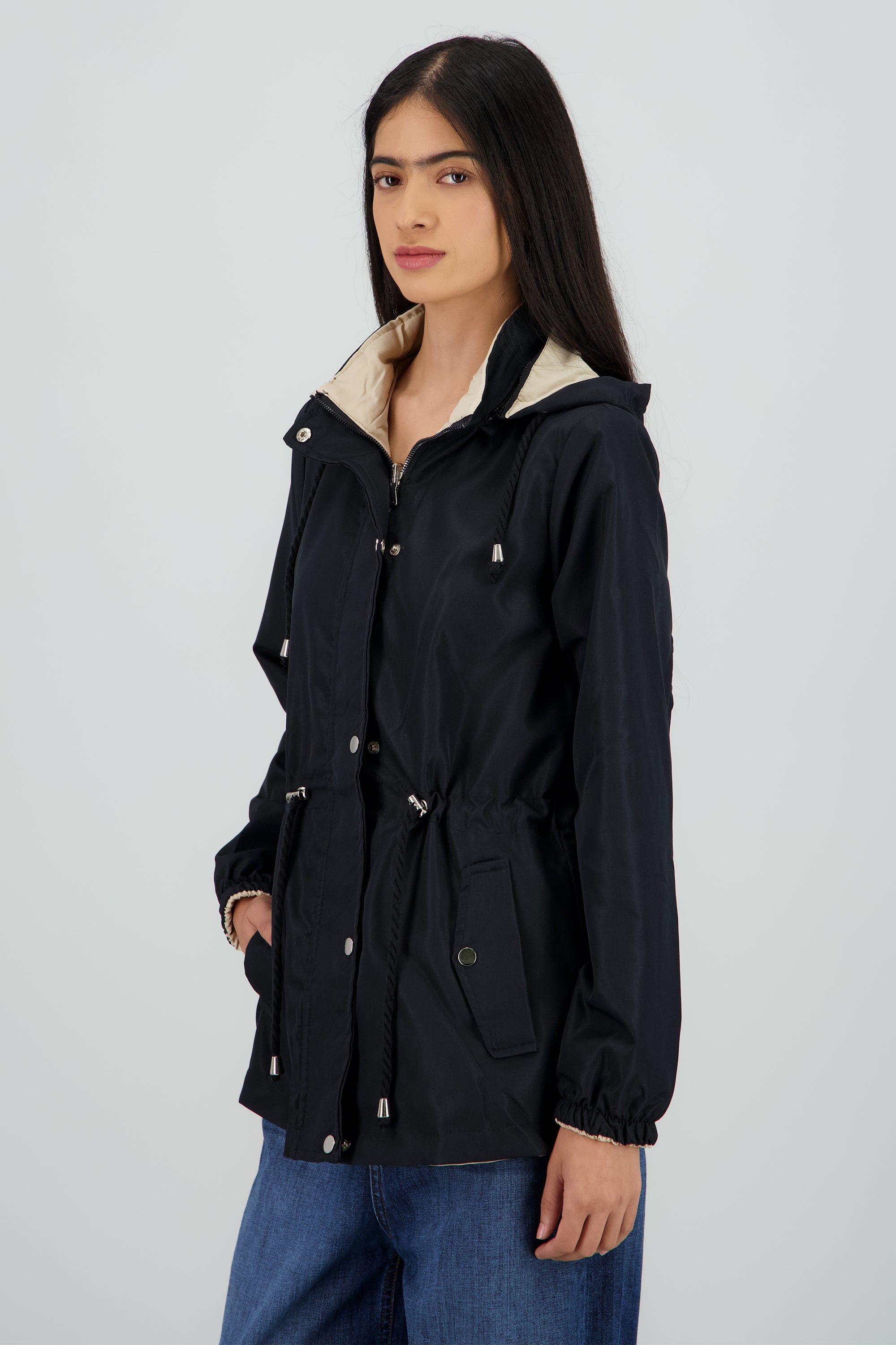 Gabardina tipo impermeable con jareta NEGRO COMBO