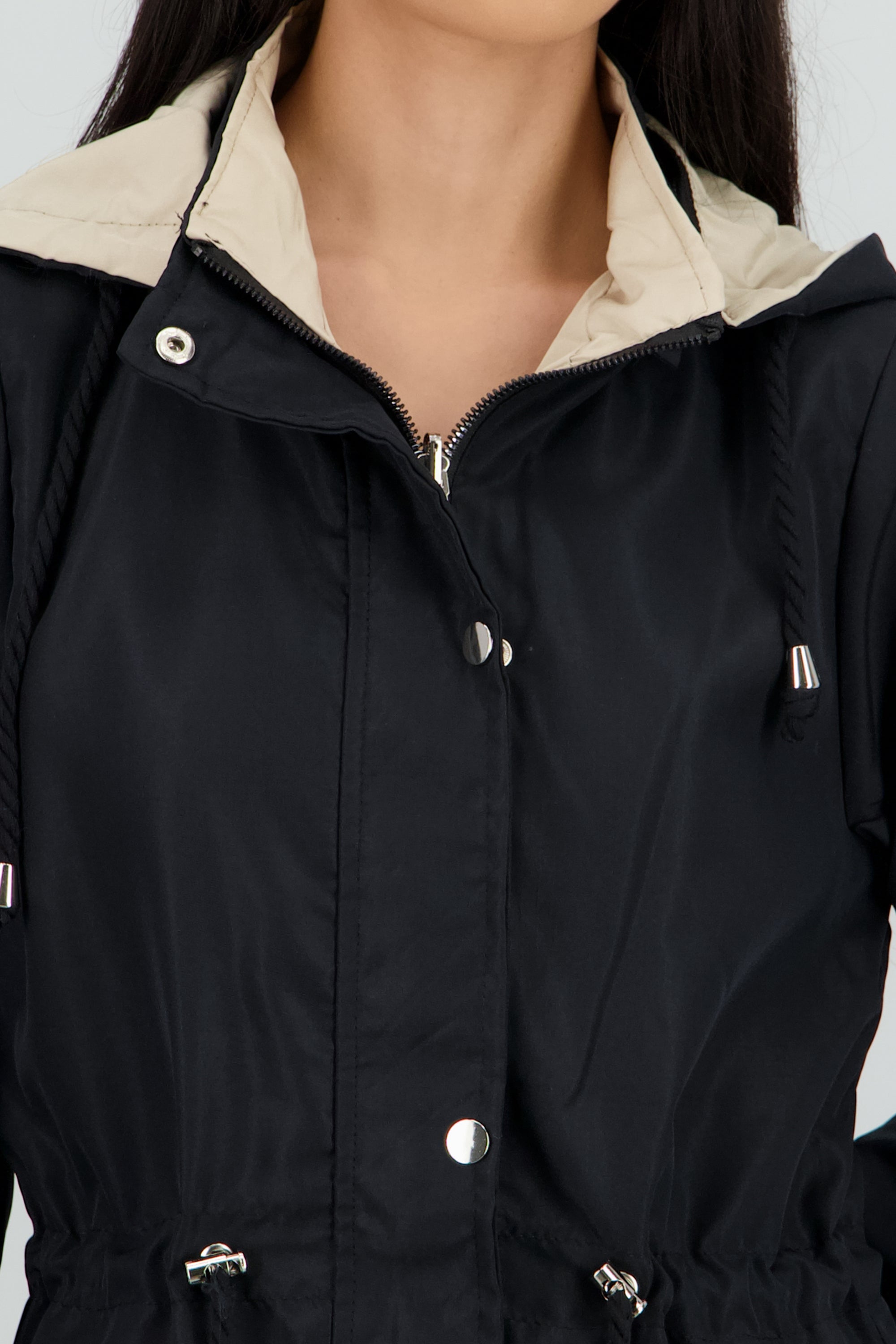 Gabardina tipo impermeable con jareta NEGRO COMBO