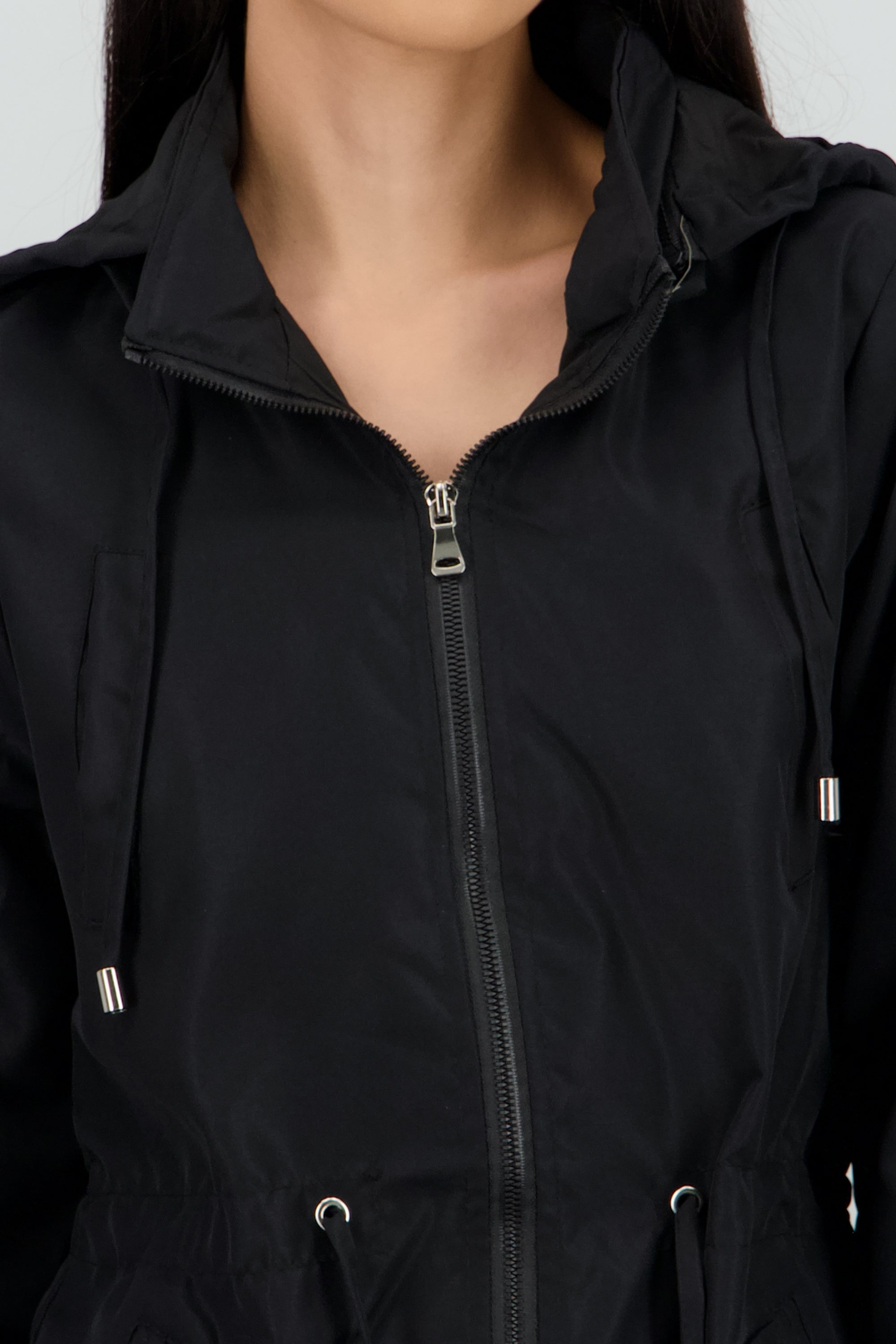 Gabardina tipo impermeable con bolsas NEGRO