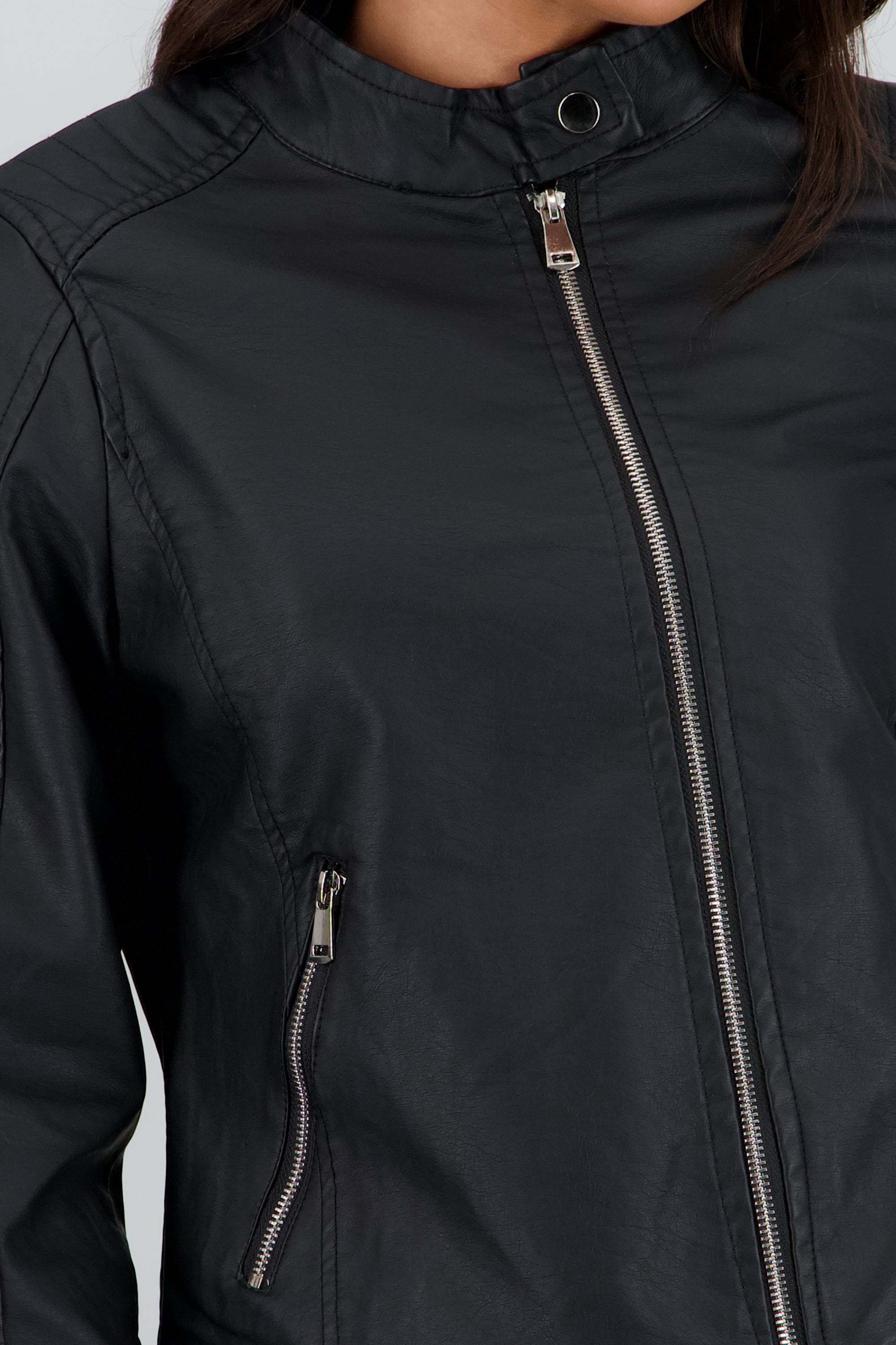 Chamarra corta efecto piel NEGRO