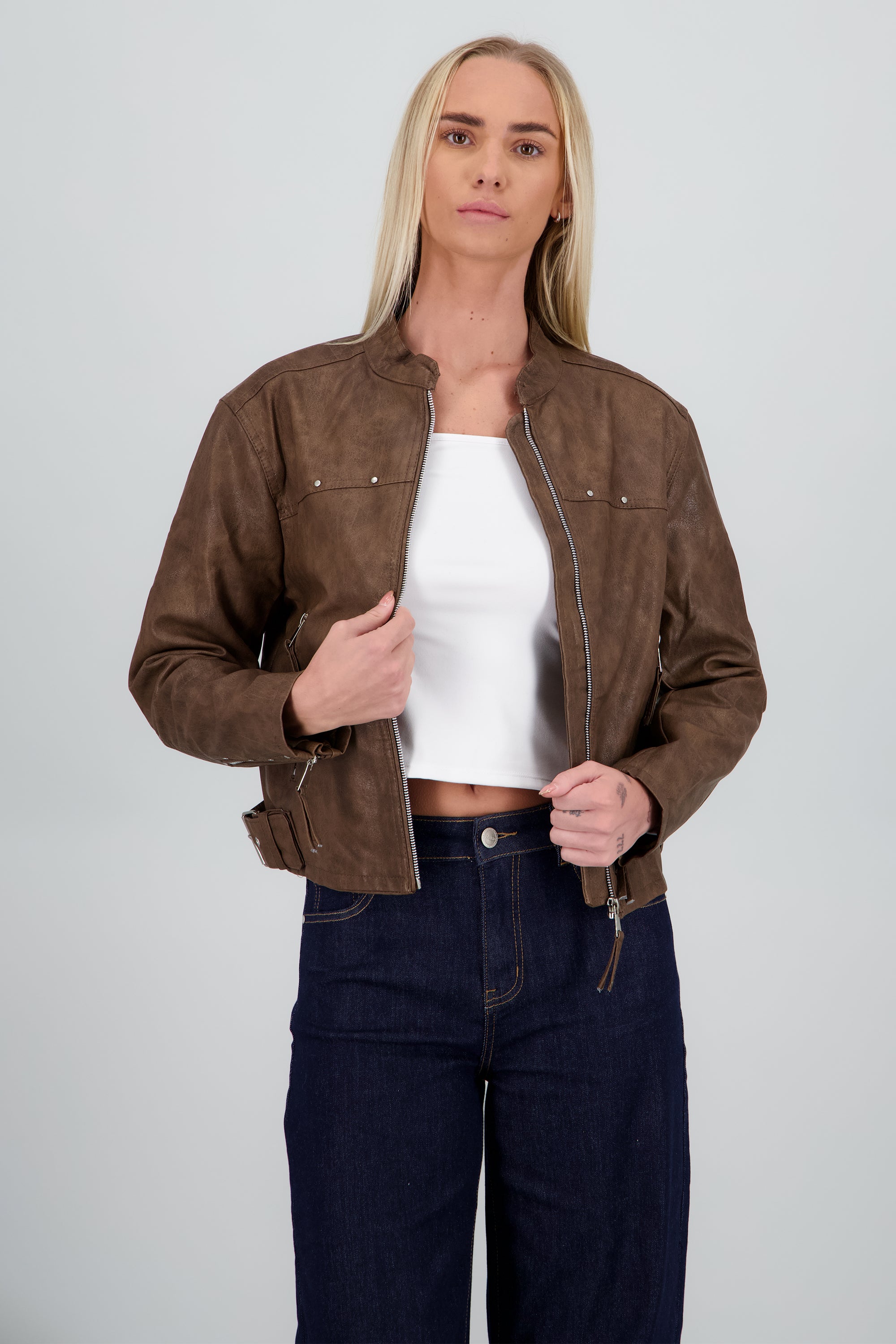 Chamarra efecto piel con bolsas CHOCOLATE