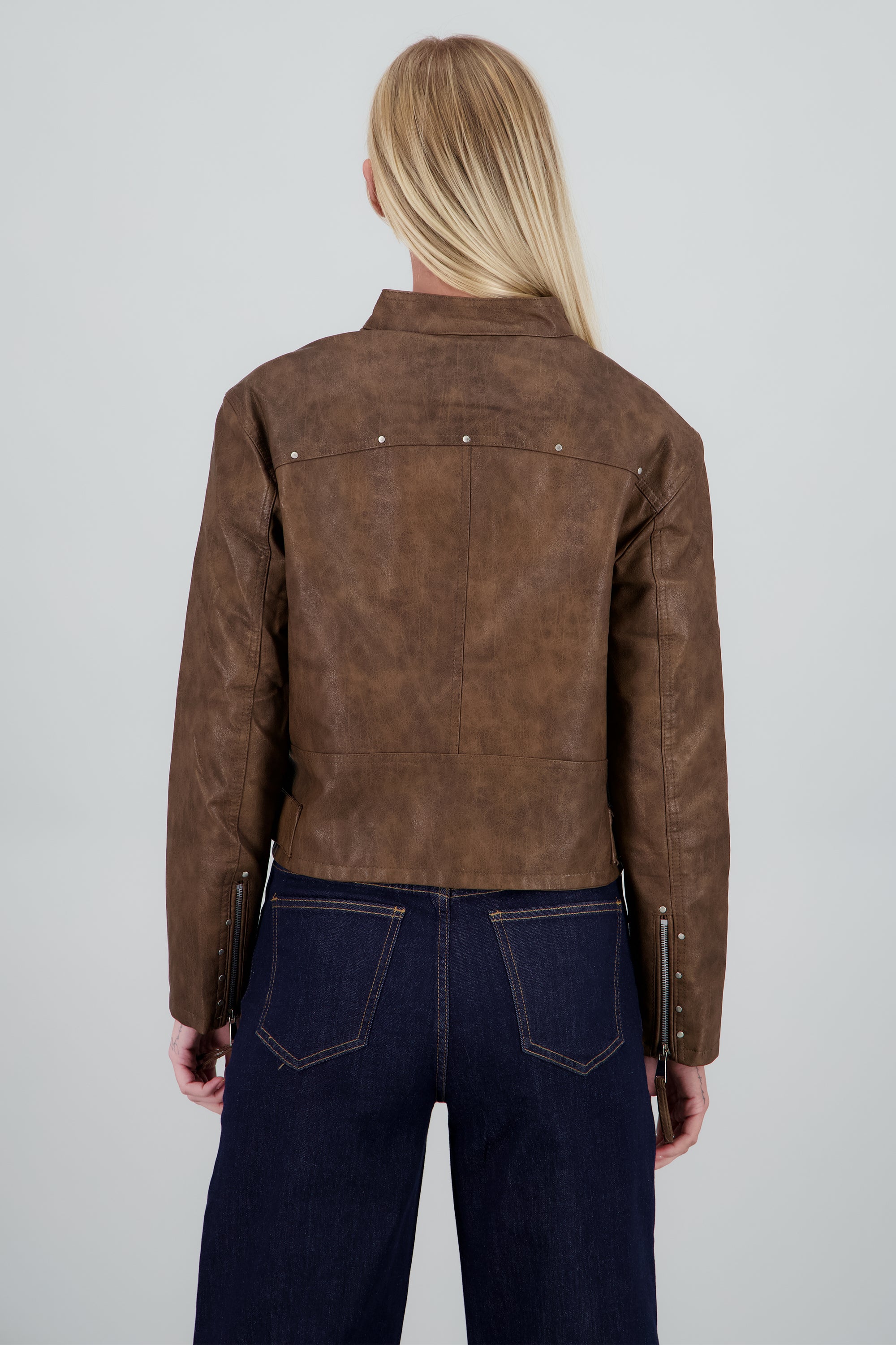 Chamarra efecto piel con bolsas CHOCOLATE