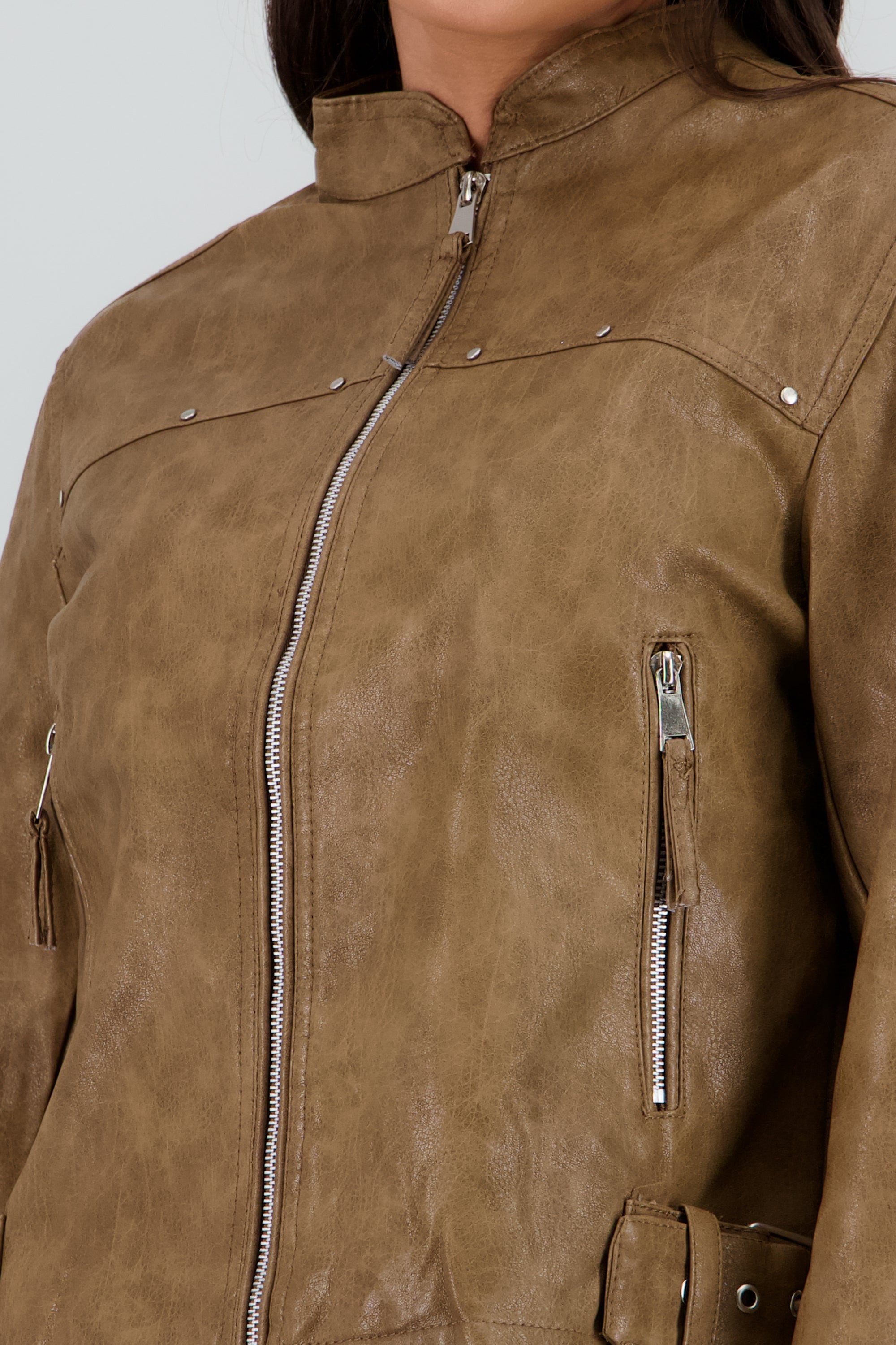 Chamarra efecto piel con bolsas CAMELLO