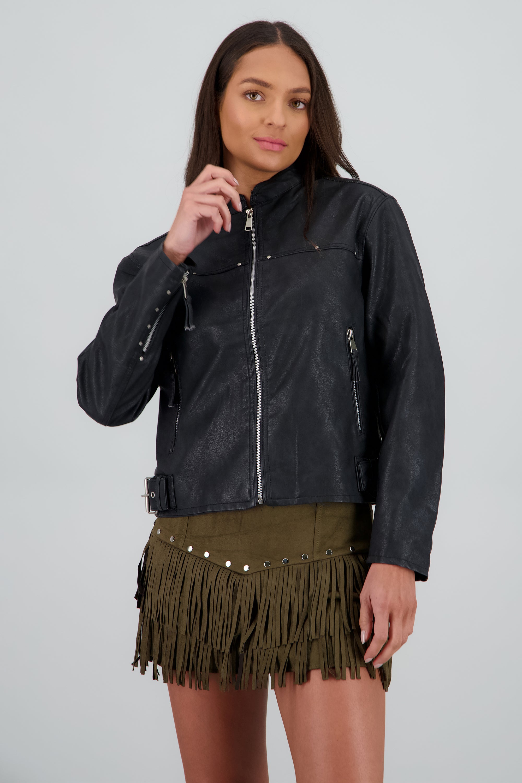 Chamarra efecto piel con bolsas NEGRO