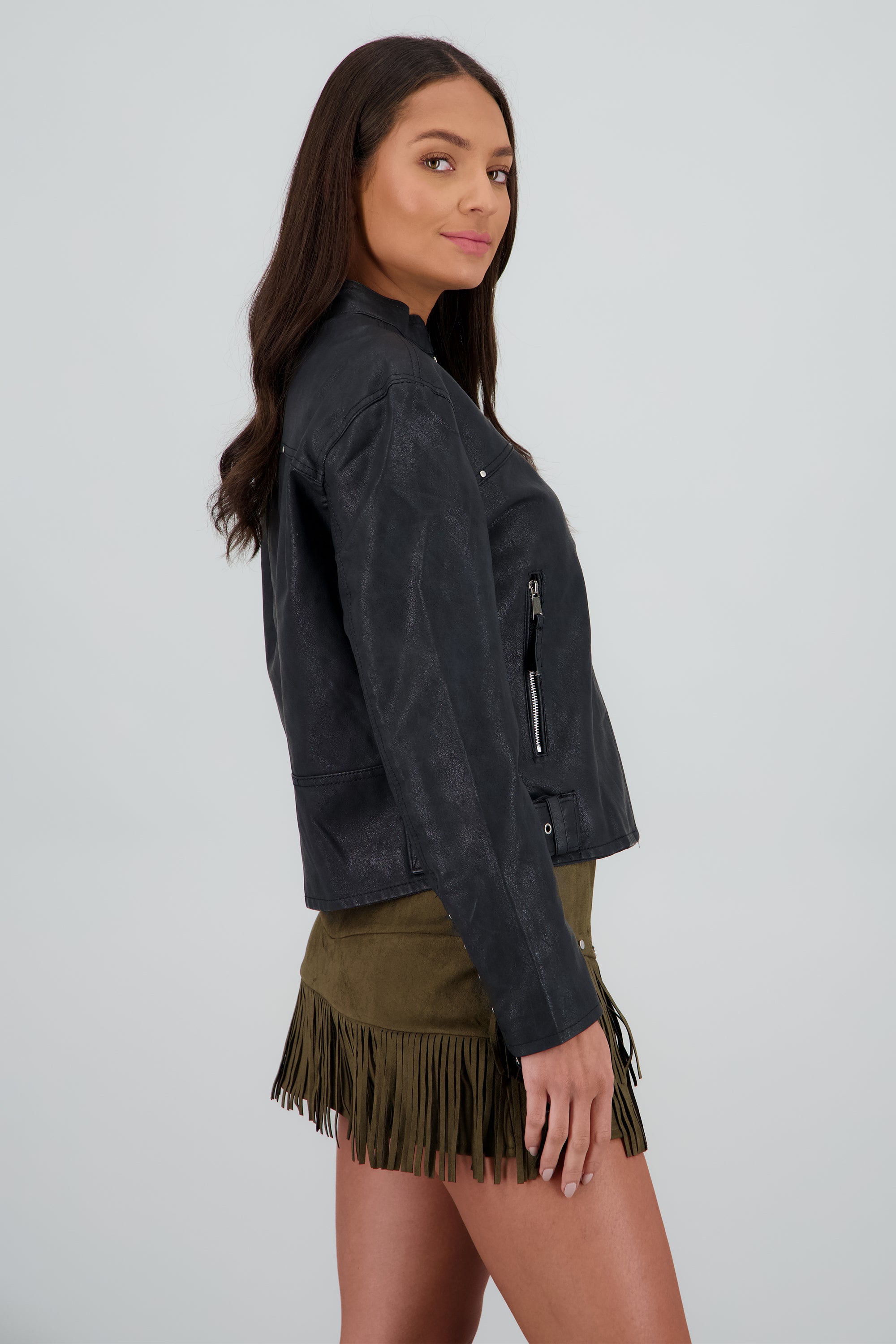 Chamarra efecto piel con bolsas NEGRO