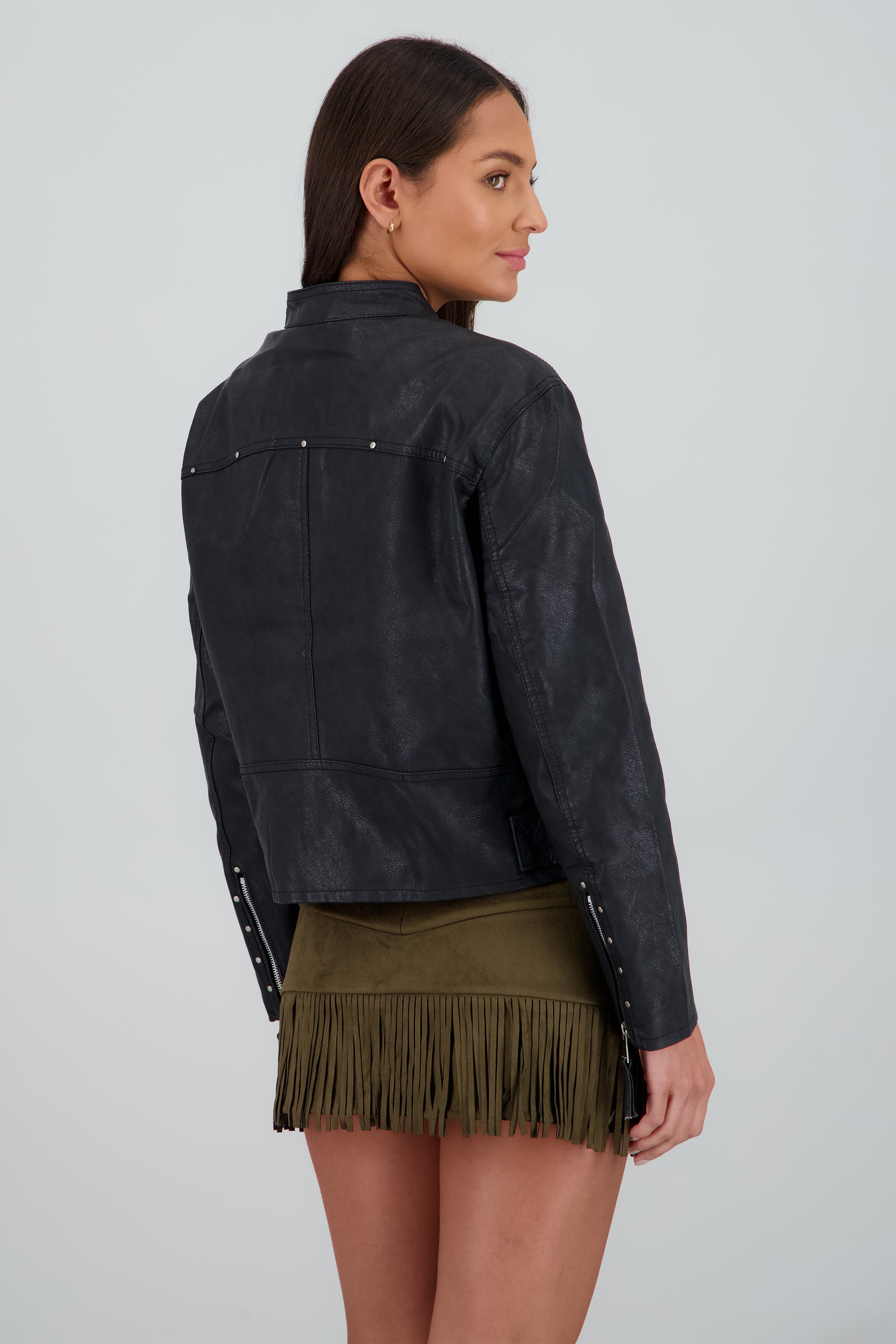 Chamarra efecto piel con bolsas NEGRO