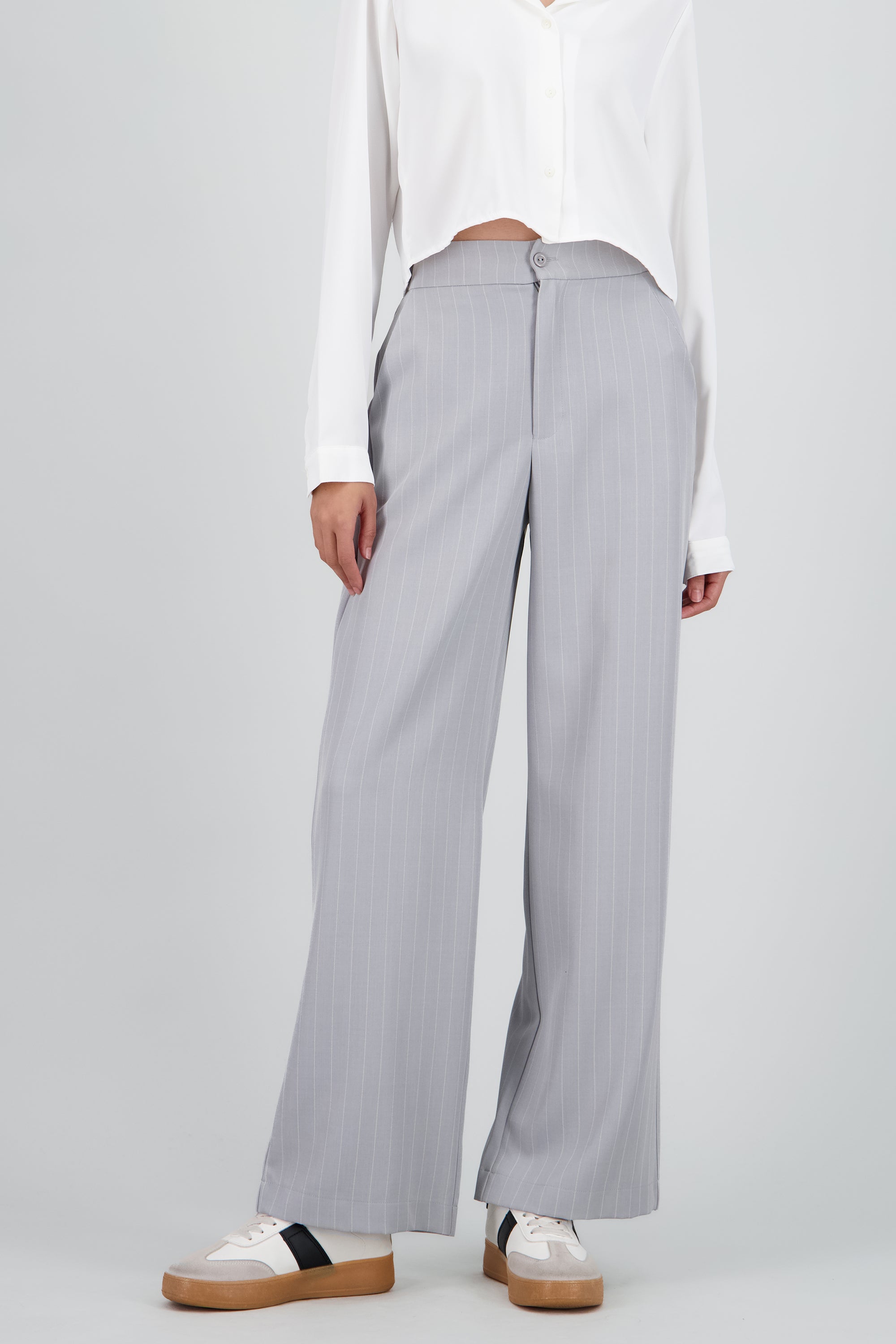 Pantalon recto sastreado detalle boton GRIS CLARO