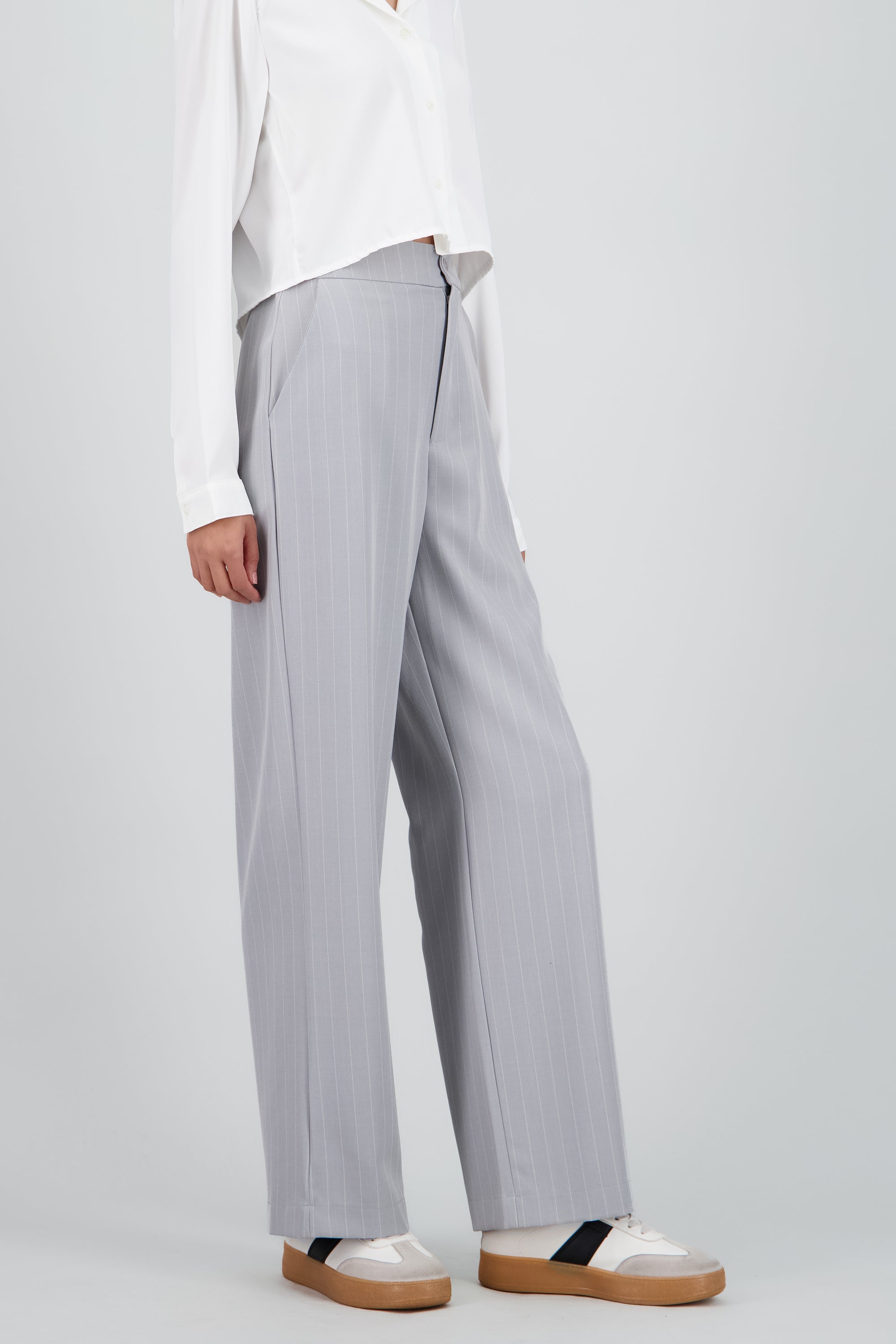 Pantalon recto sastreado detalle boton GRIS CLARO