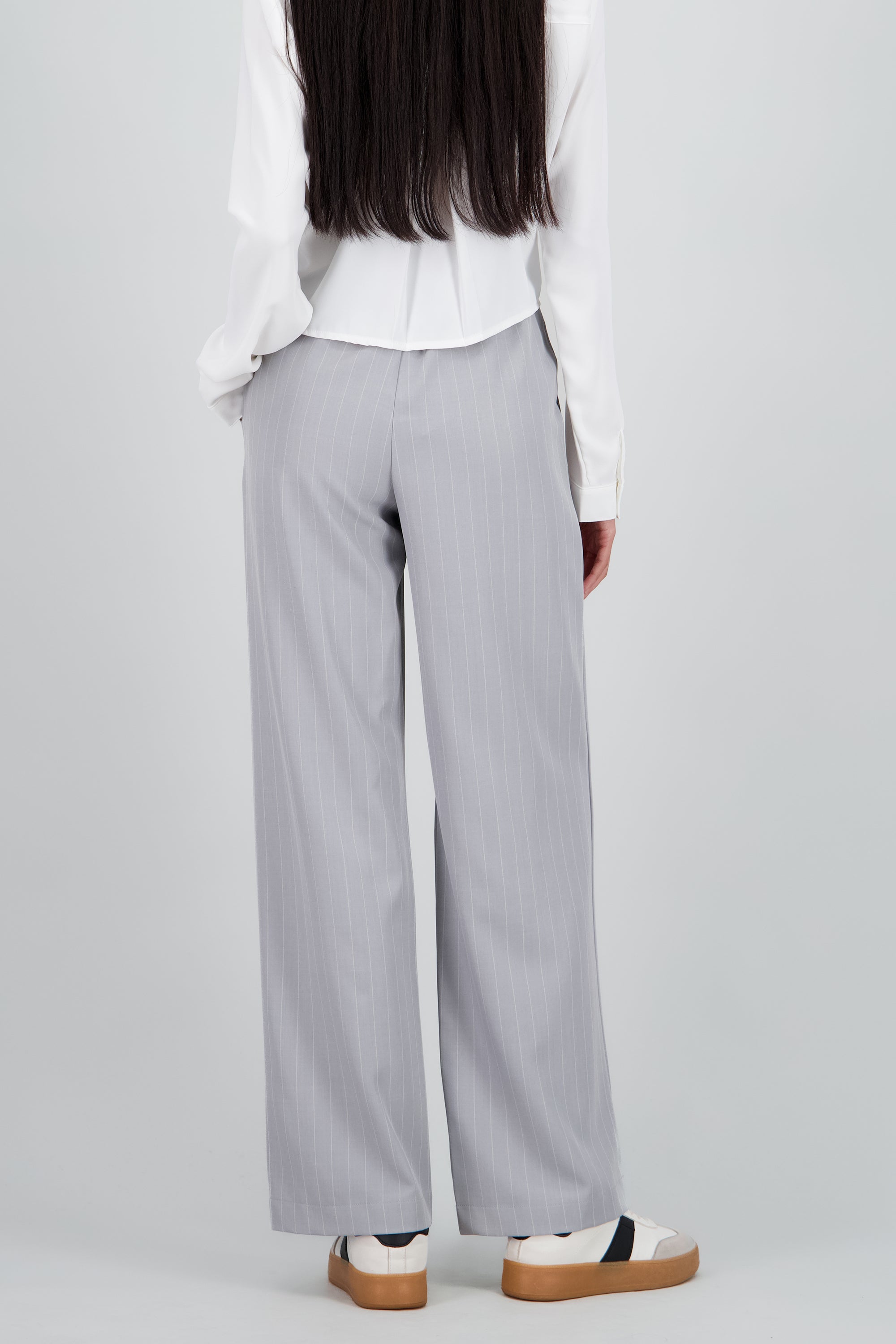 Pantalon recto sastreado detalle boton GRIS CLARO