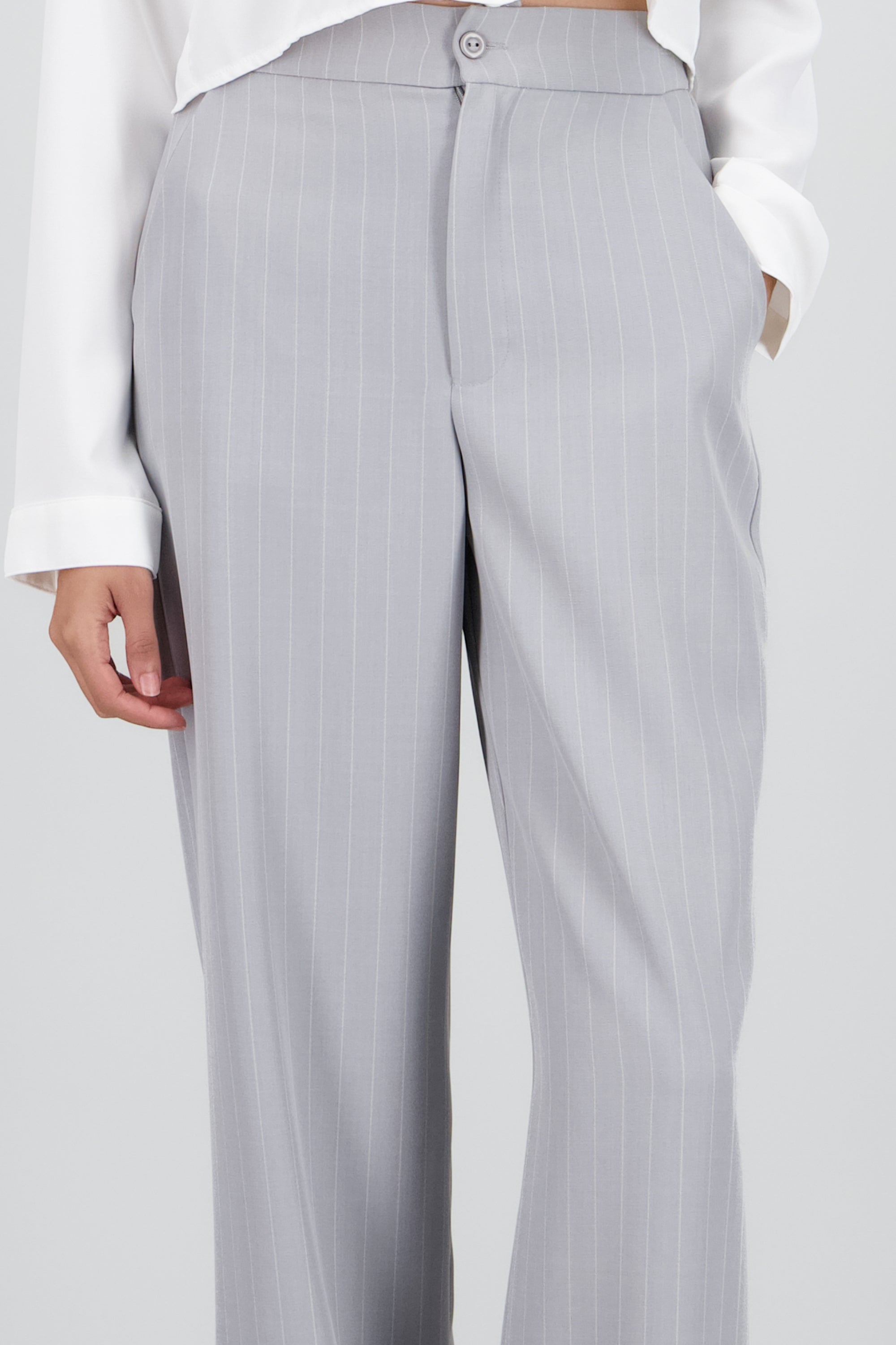 Pantalon recto sastreado detalle boton GRIS CLARO