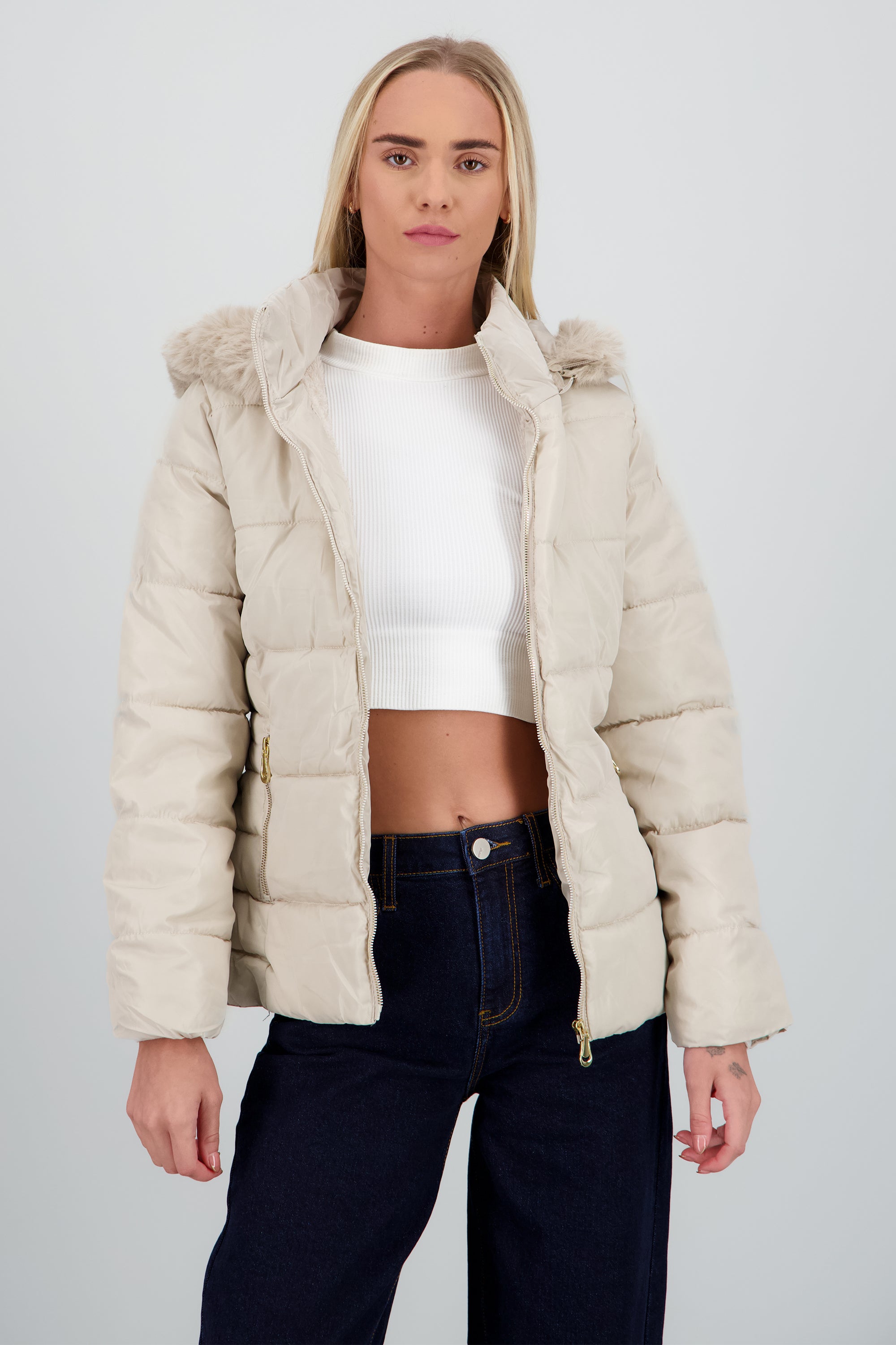 Chamarra puffer con gorro det peluche BEIGE